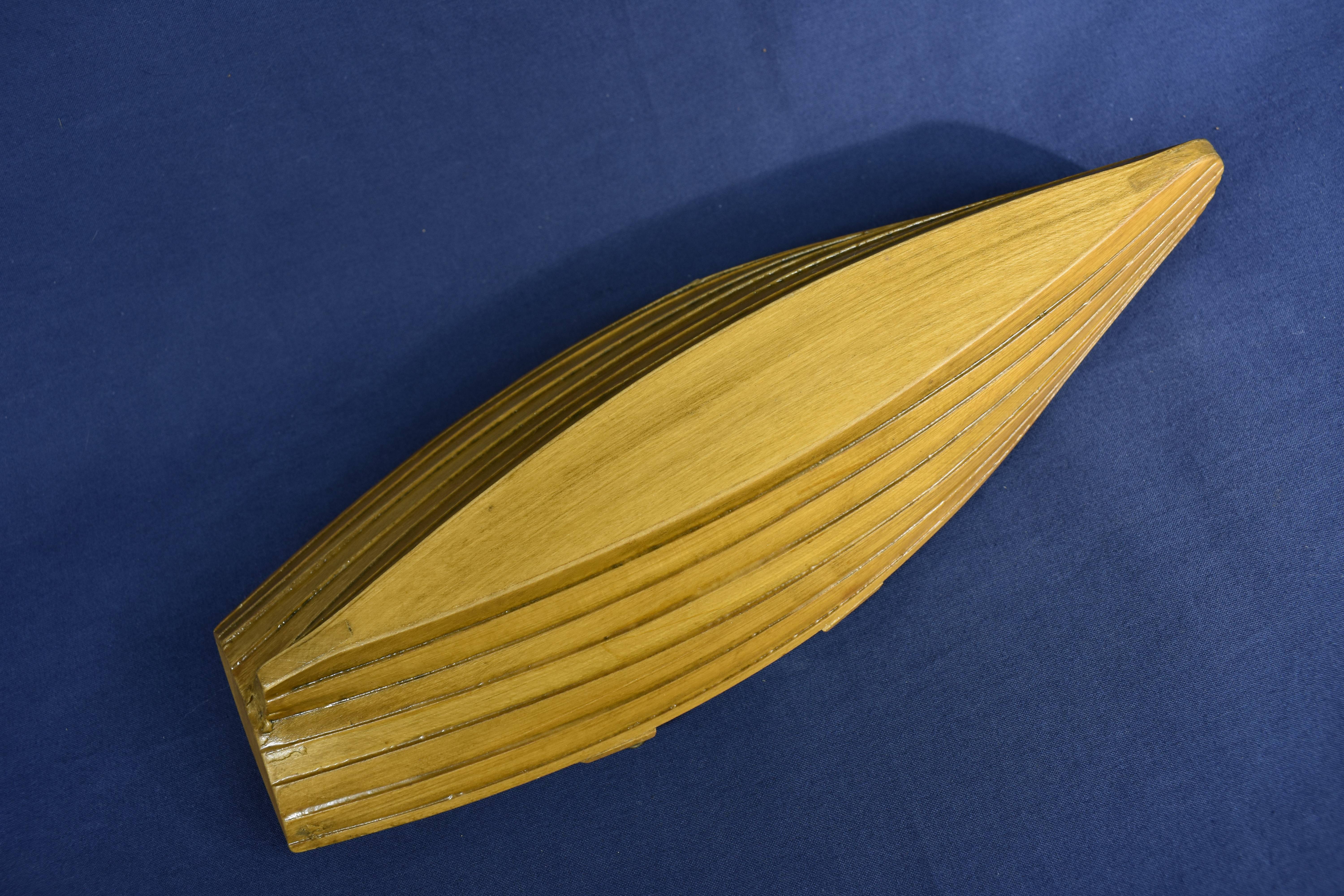 Voir photo 9 de Très belle maquette ancienne, en bois d'un canoë, avec ses 2 rames et sa bouée de sauvetage, longueur 29.5 cm. Très belle maquette ancienne, en bois d'un canoë, avec ses 2 rames et sa bouée de sauvetage, longueur 29.5 cm. Bon état - Vue 9 -