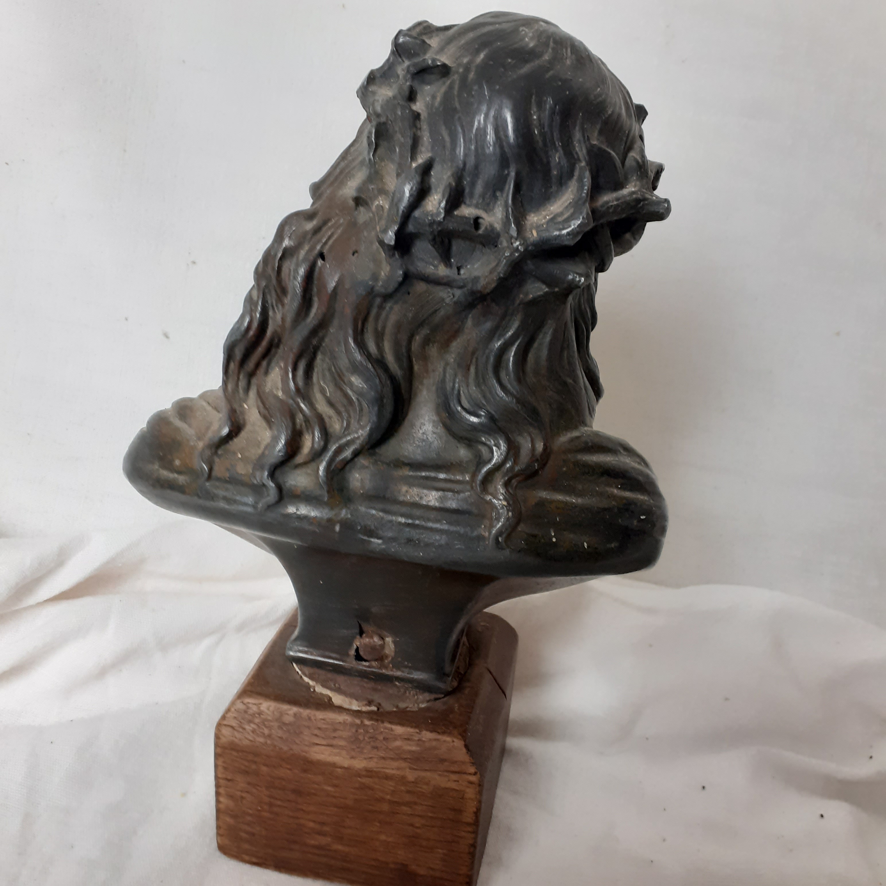 Statuette en buste du Christ en régule.  - Vue 5 - 