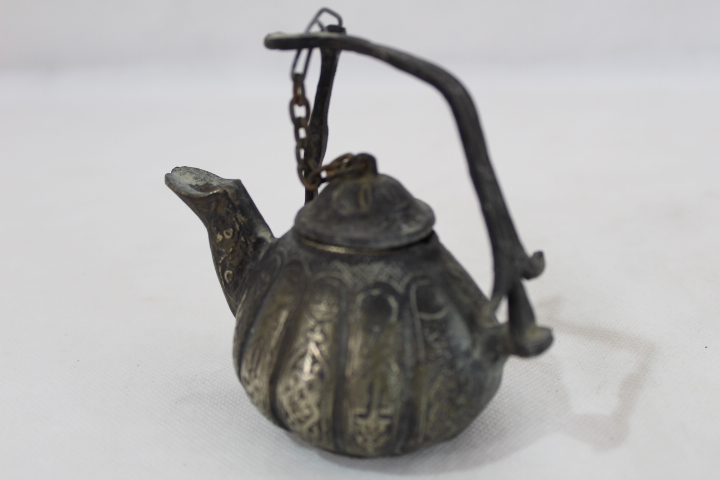 Lot de 4 anciennes petites lampes à huile Aladin rave ou veilleuse en bronze Très bon état - Vue 9 - 