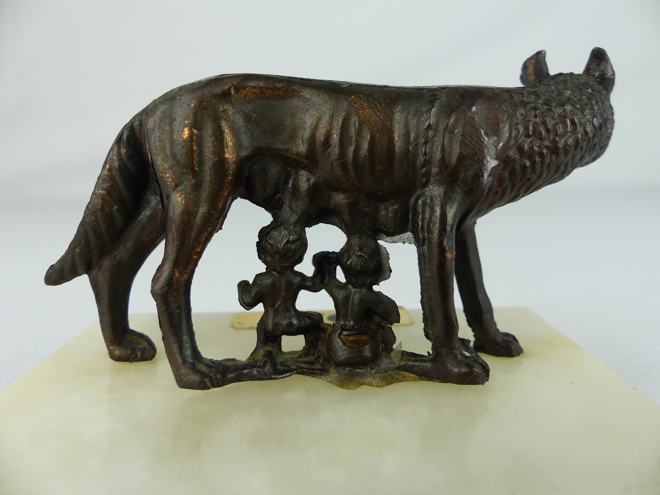 Statuette de La Louve, Rémus et Romulus, bronze et marbre, 6 cm Bon état - Vue 3 - 