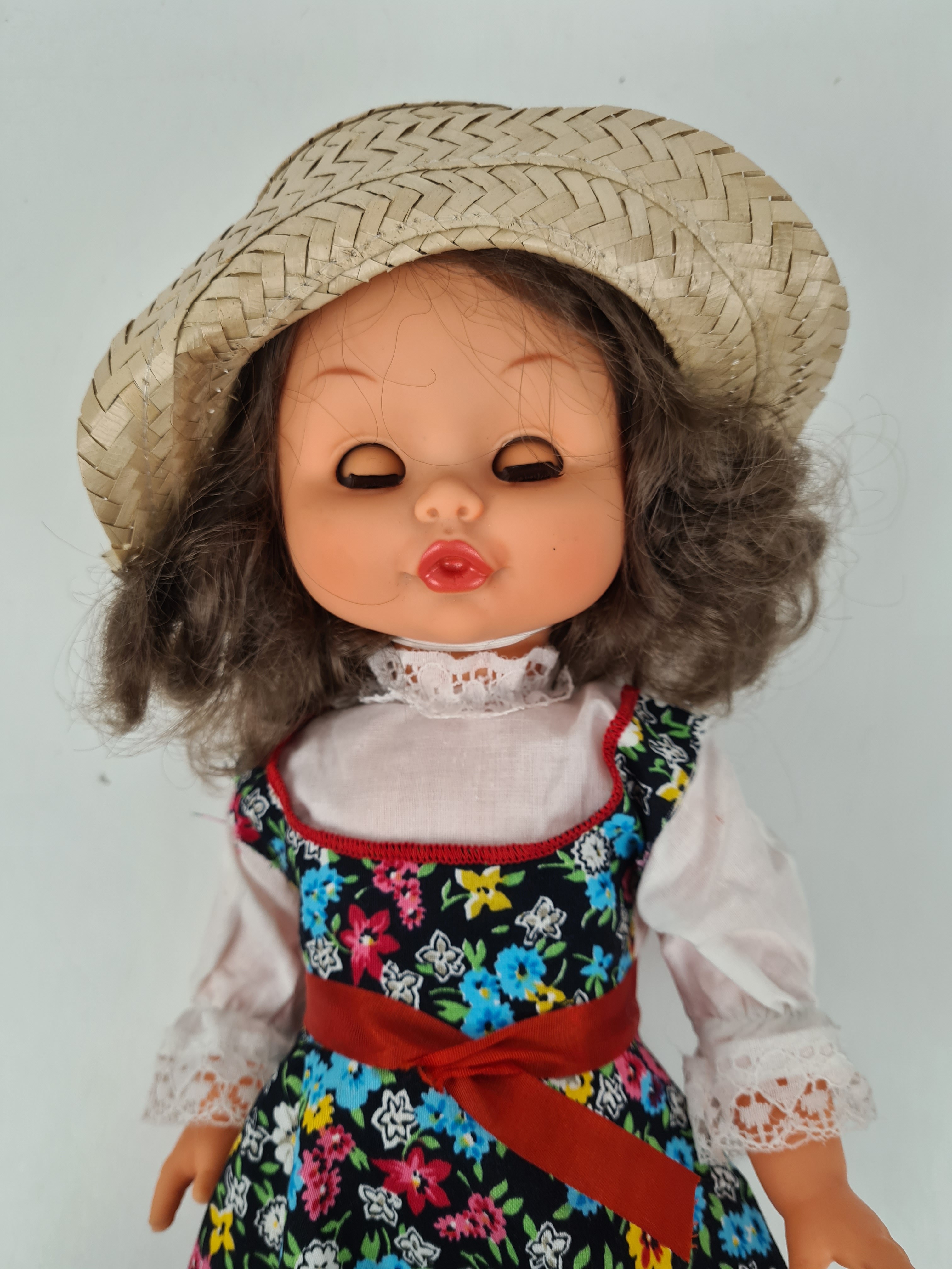 Voir photo 11 de Poupée Vintage - MINIFON Italy Patent + 2 disc robe fleuré chapeau en pille - 44 cm Poupée Vintage - MINIFON Italy Patent + 2 disc robe fleuré chapeau en pille - 44 cm Bon état - Vue 11 -