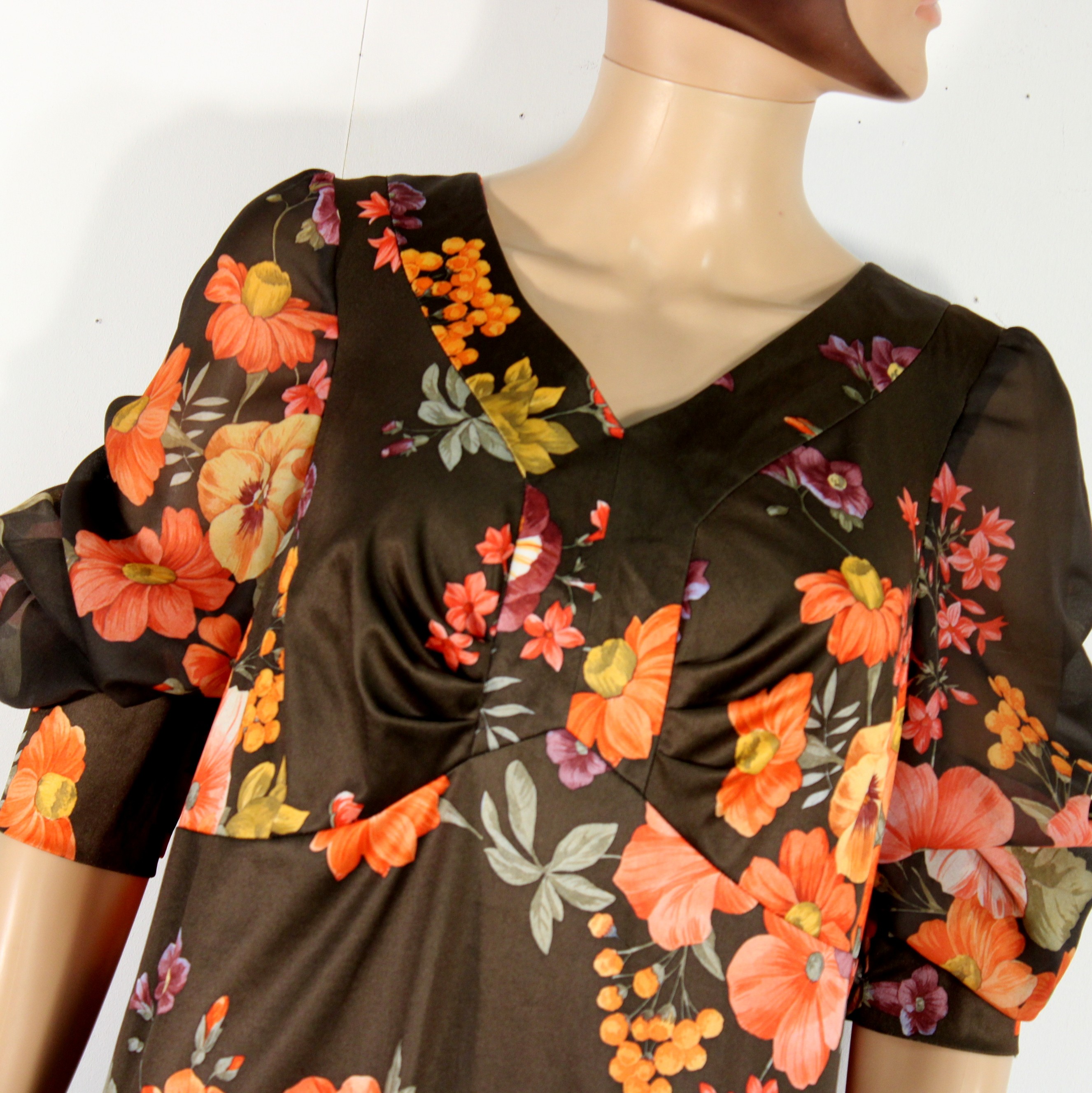 Voir photo 5 de Robe Vintage Marron Fleurie Orange Taille Estimée XL Robe Vintage Marron Fleurie Orange Taille Estimée XL - Vue 5 -