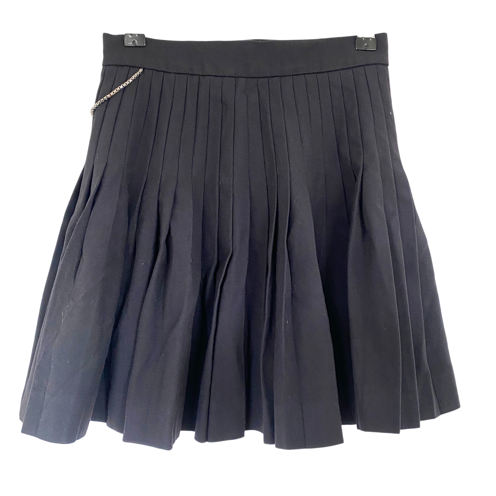 Jupe plissée courte noire (style écolière) THE KOOPLES - Taille 34 avec chaine argentée. Bon état -  reconditionné disponible sur Label Emmaüs