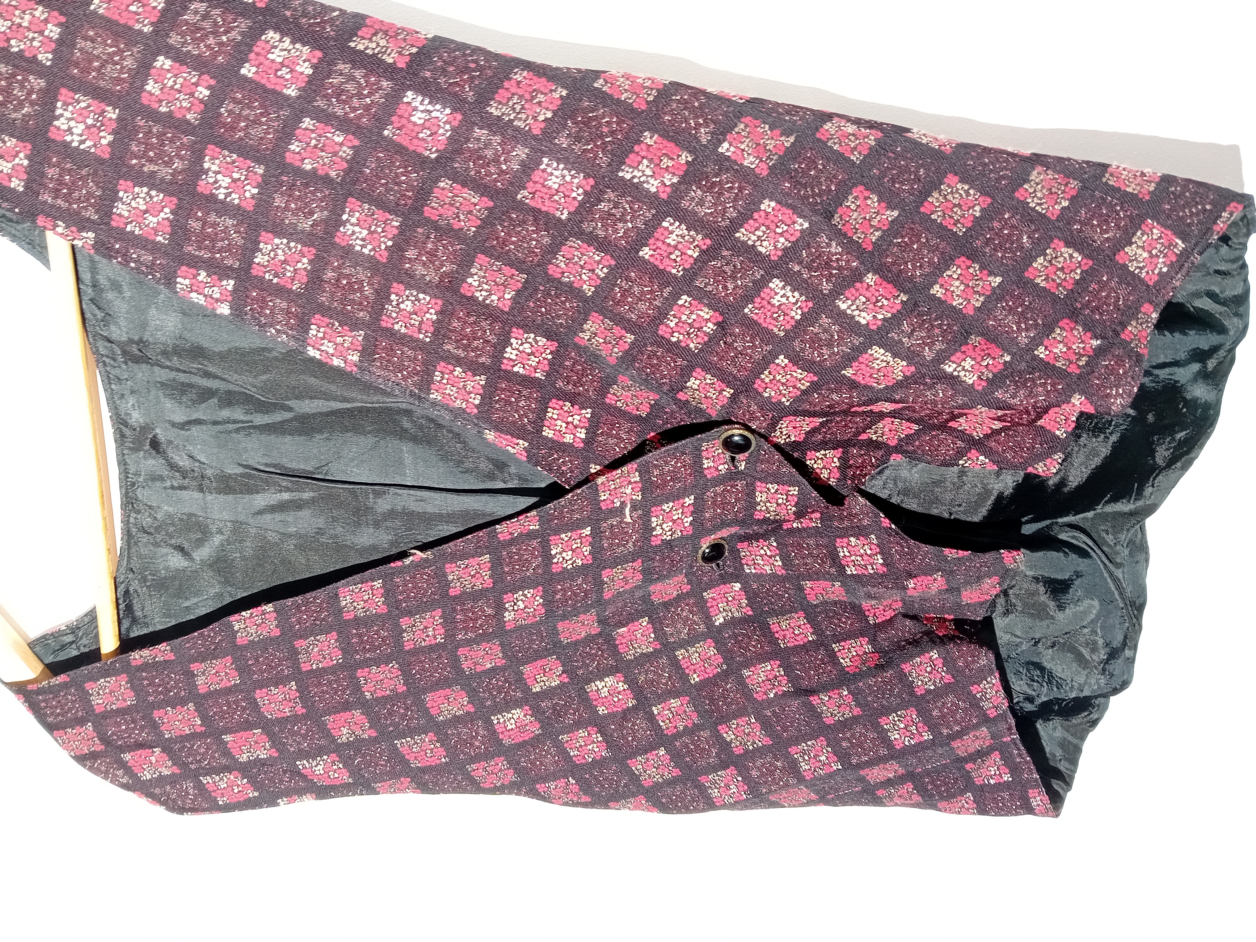 Voir photo 3 de Gilet Sans Manches Motif Géométrique Bordeaux & Noir Taille Unique (T4654) Gilet Sans Manches Motif Géométrique Bordeaux & Noir Taille Unique (T4654) Très bon état - Vue 3 -