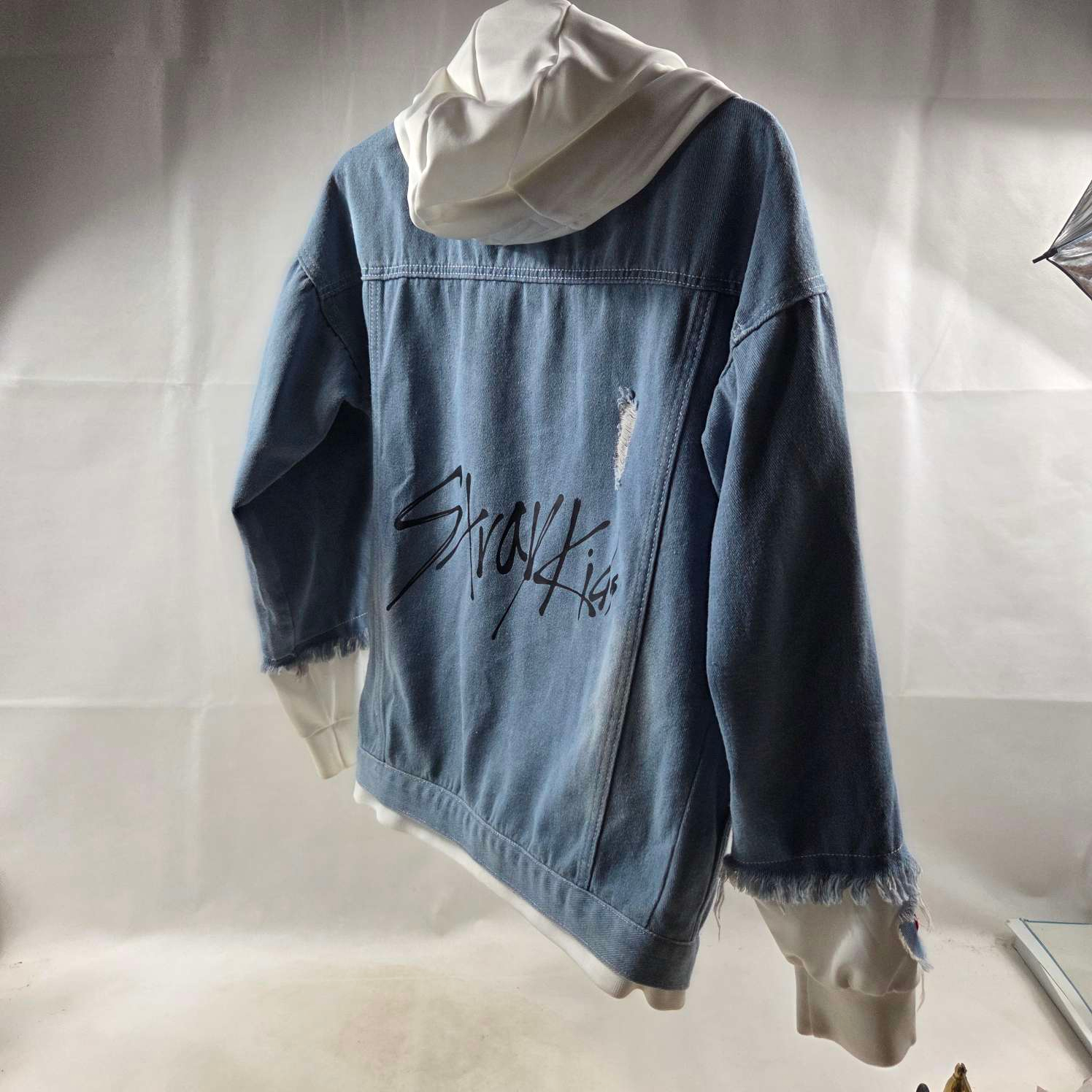 Voir photo 4 de Veste en Jeans avec Capuche Taille M Veste en Jeans avec Capuche Taille M Bon état - Vue 4 -