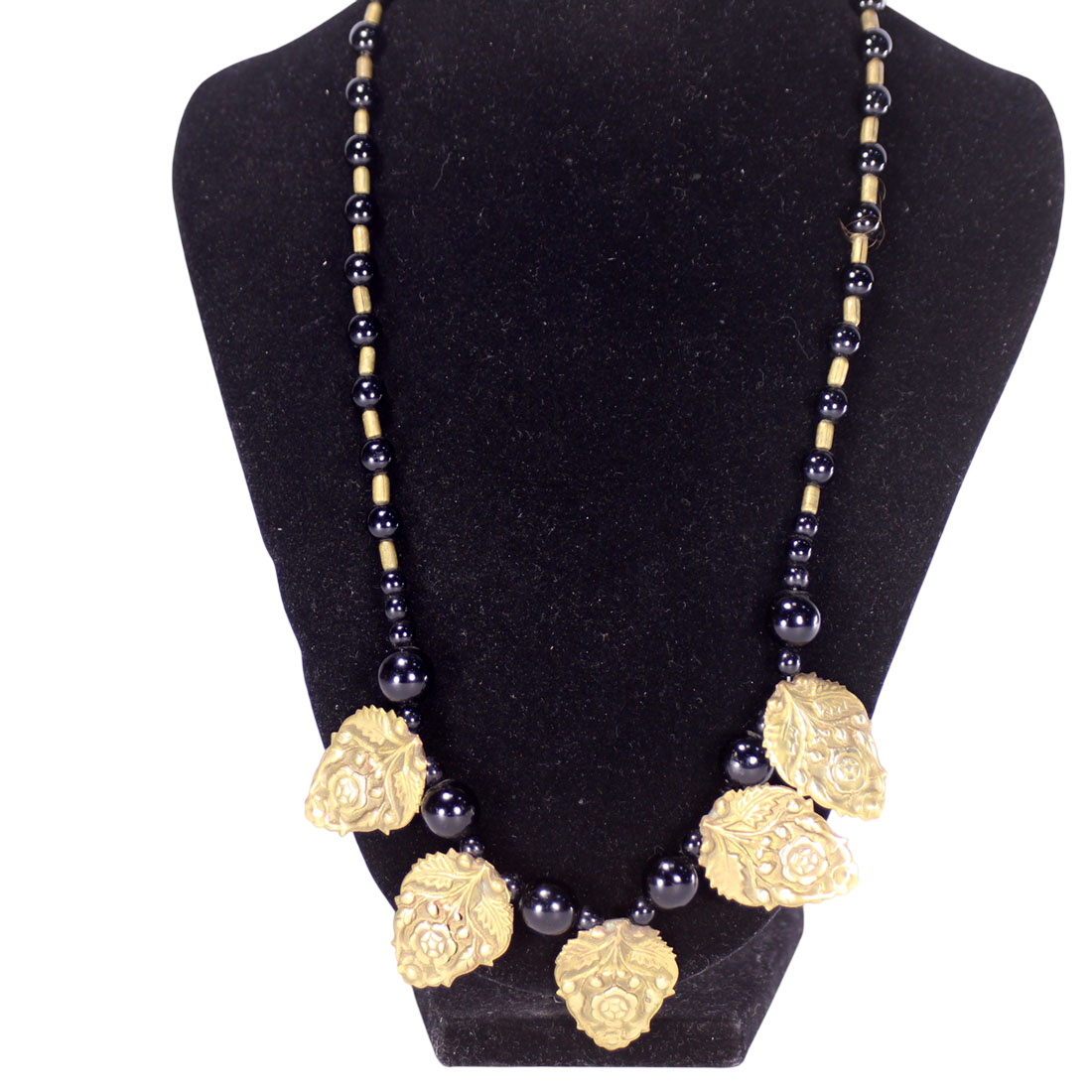 Collier perles noires et feuilles dorées Bon état -  reconditionné disponible sur Label Emmaüs