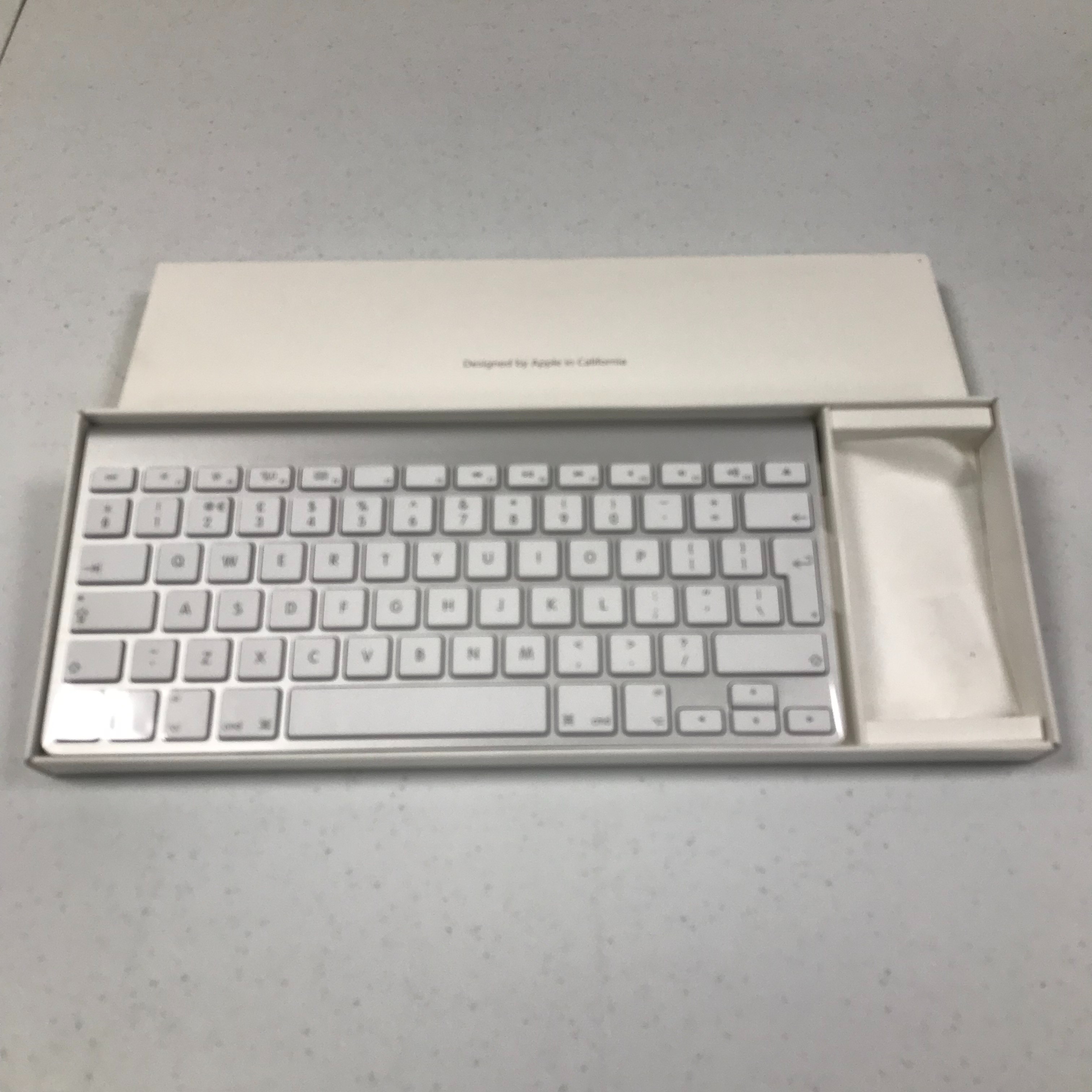 Apple Magic Keyboard (A1314) neuf sous blister Comme neuf - Vue 3 - 