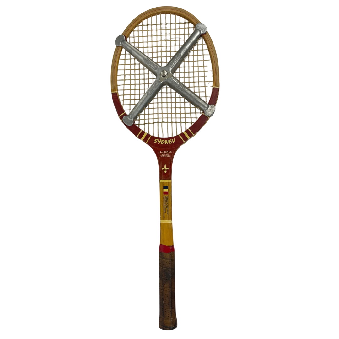 Acheter Raquette de Tennis Vintage "Sydney" - Florence de la Courtie avec Presse Zephyr Bon état - 33,00 € Raquette de Tennis Vintage "Sydney" - Florence de la Courtie avec Presse Zephyr Bon état - reconditionné disponible sur Label Emmaüs