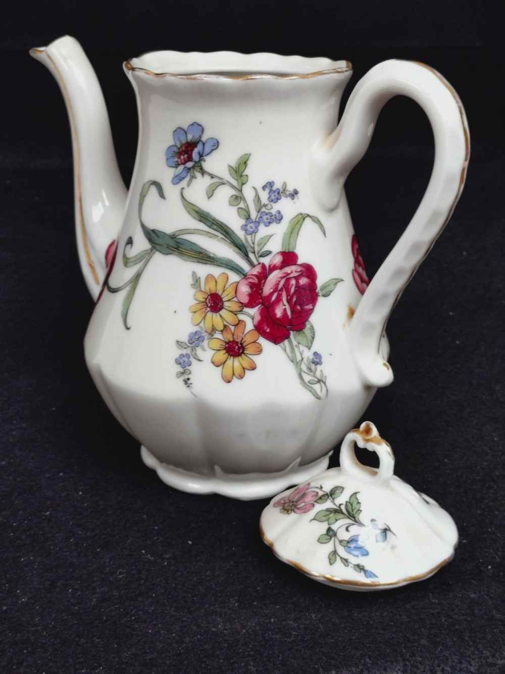 Théière et assiette plate en porcelaine de Limoges à décor floral. - Photo 4