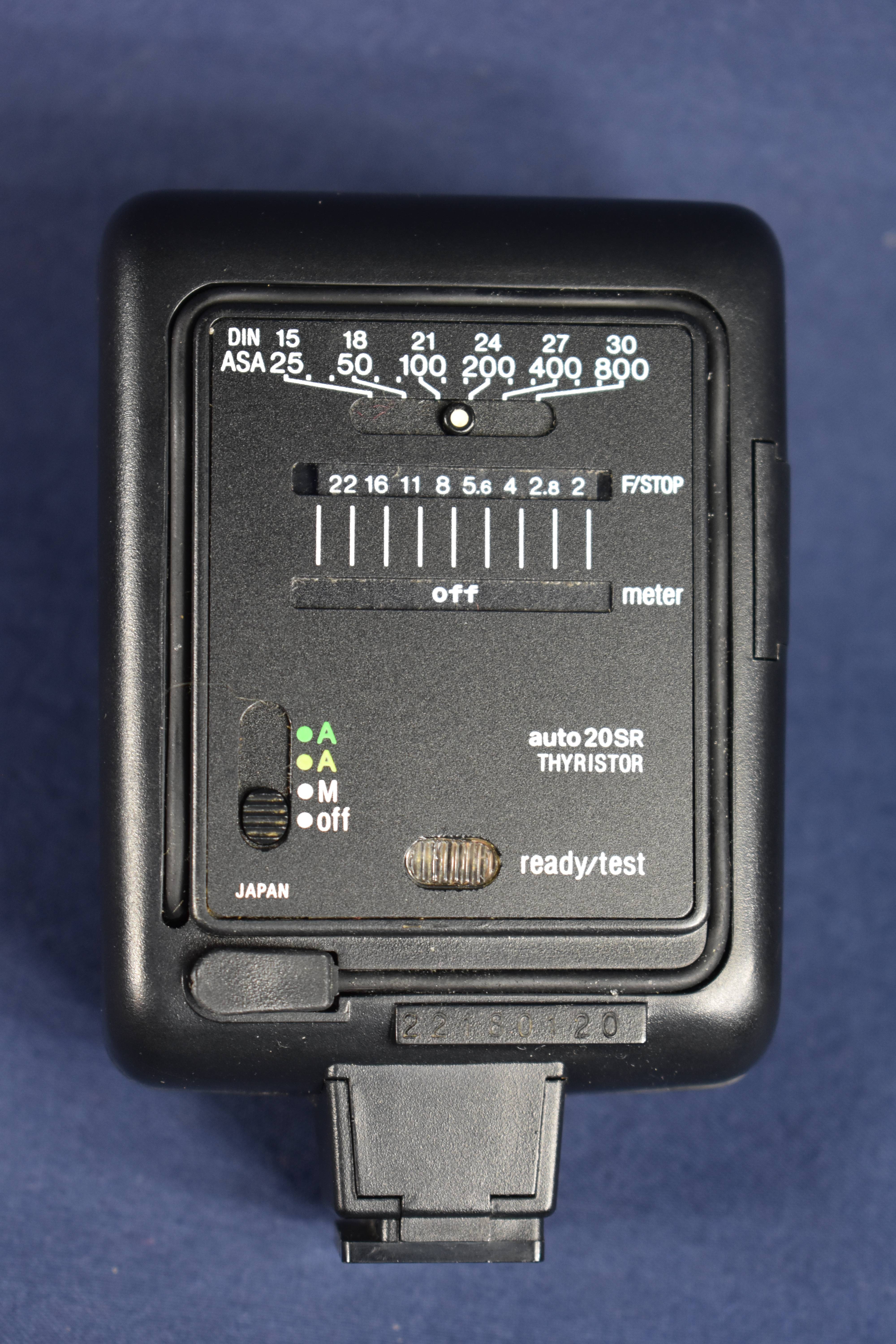 Appareil photos argentiques KONICA FP-1, dans son étui d'origine, muni de sa clé + objectif KONICA 135/F3.5 complet de ses notices + flash SUNPAK auto 20 SR. Bon état - Vue 13 - 