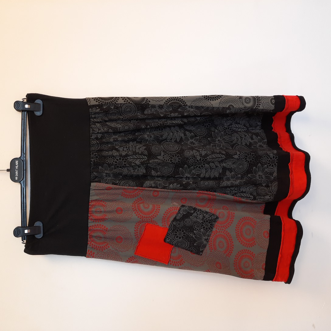 Jupe fantaisie à panneaux imprimés noir, gris, rouge T M/L Très bon état - Vue 2 - 