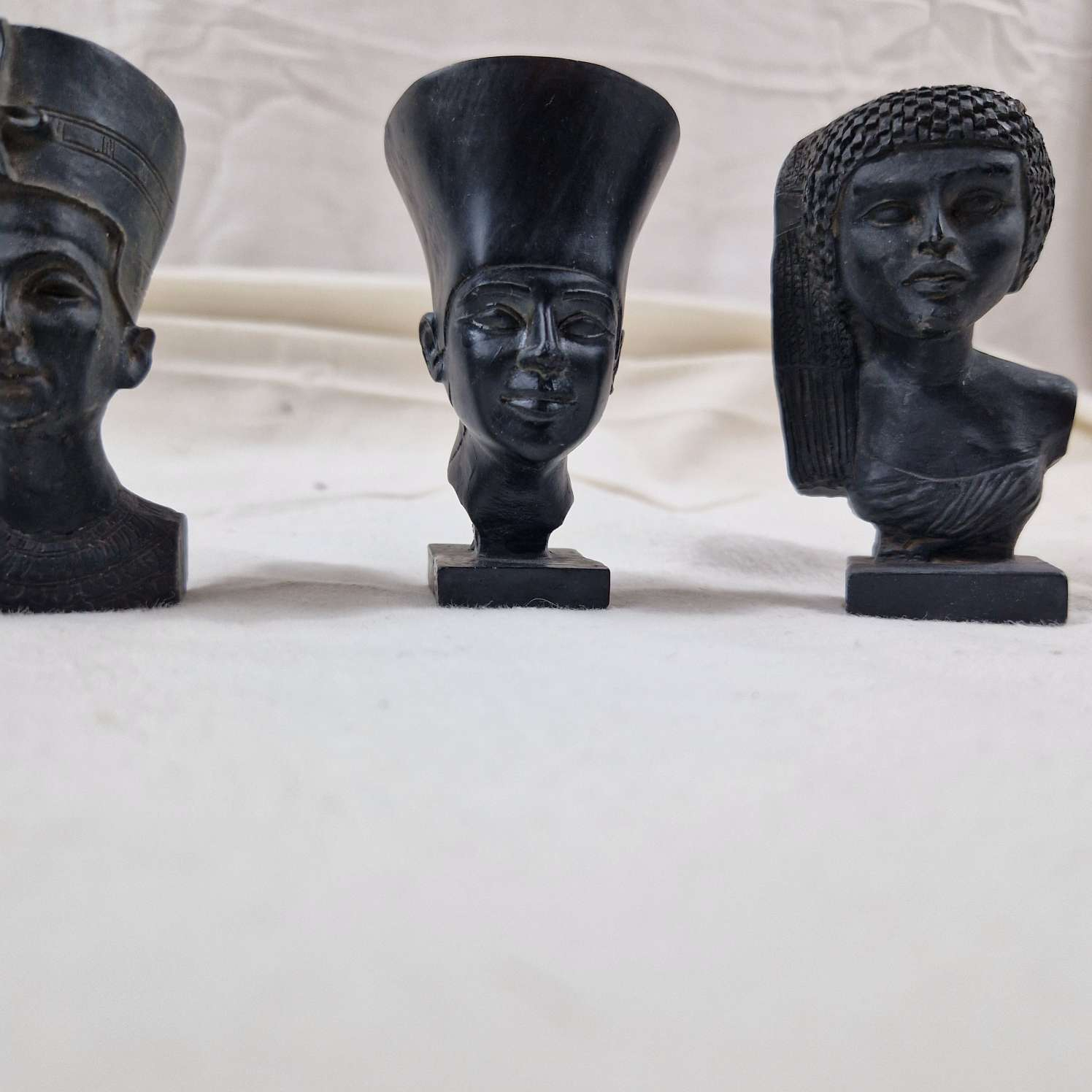 Petit lot de statuettes égyptiennes en résine - Photo 3