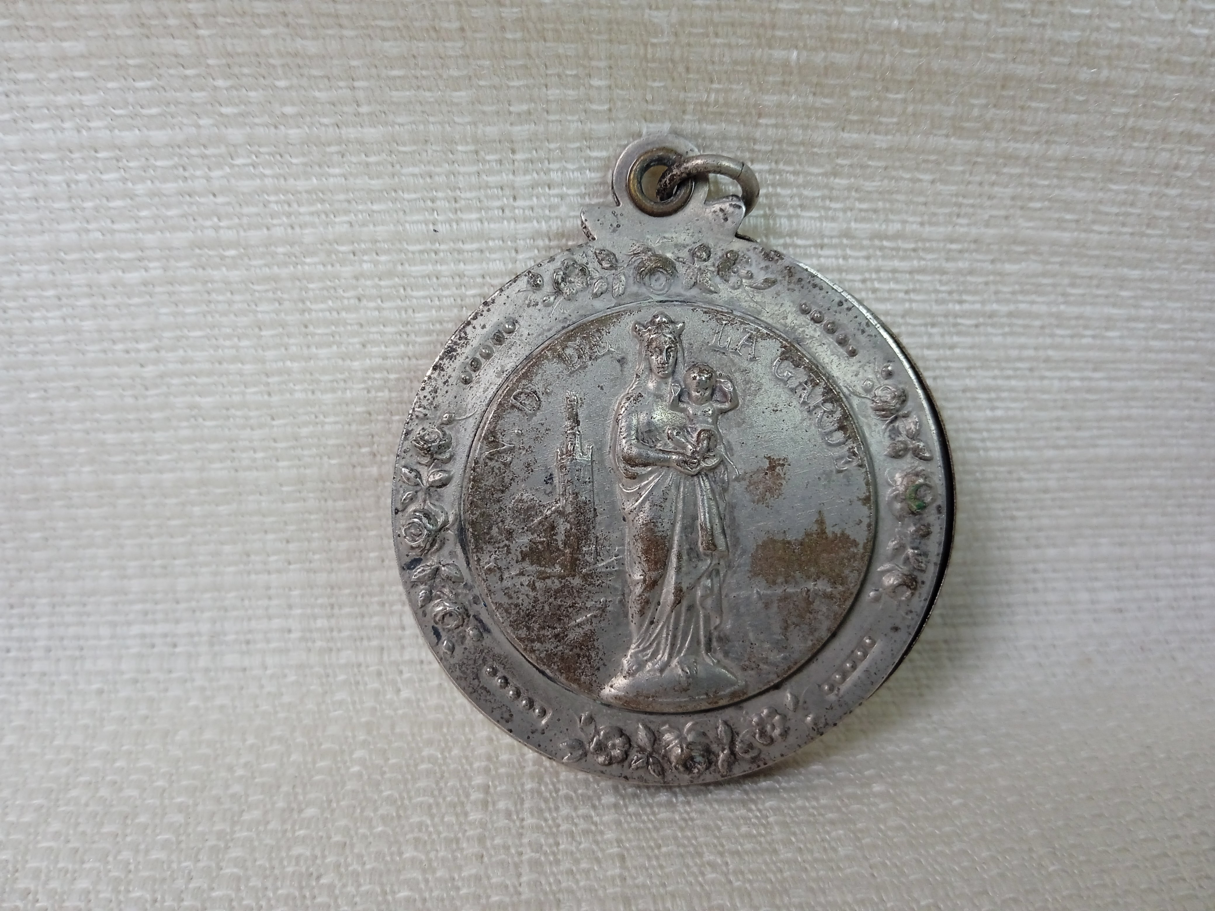 Lot de 12 médaillons religieux dont 2 croix - Photo 6