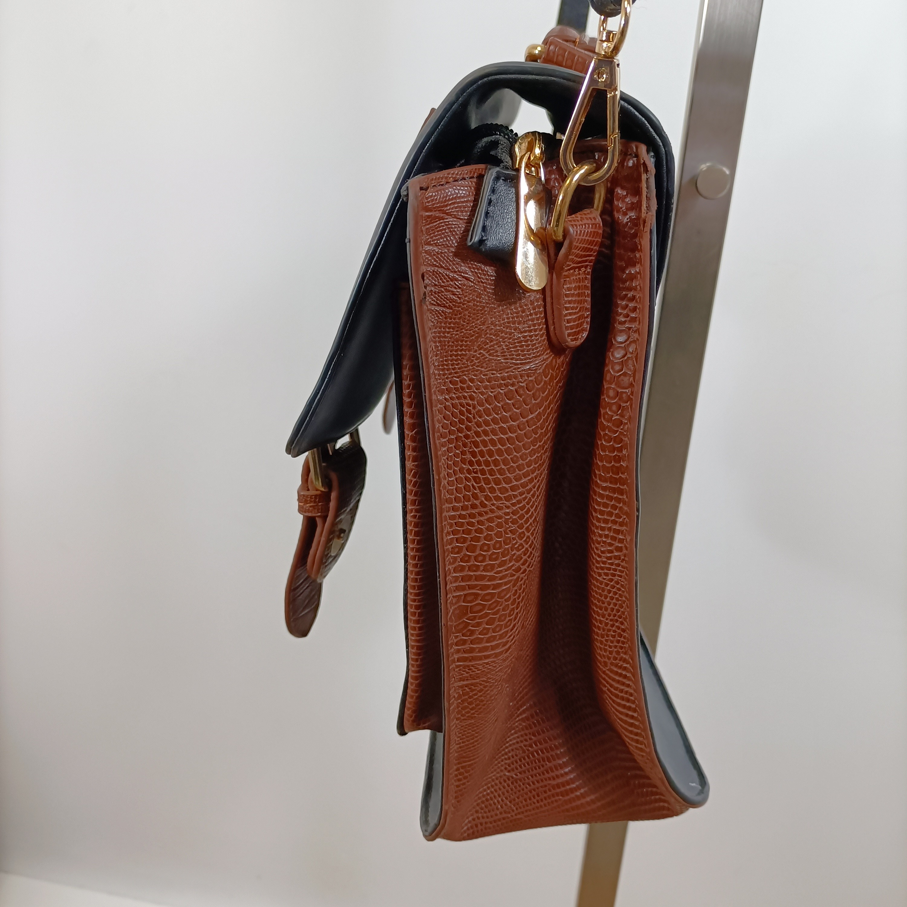Sacoche cartable vintage simili cuir noir et marron croco, intérieur bordeaux Comme neuf - Vue 4 - 