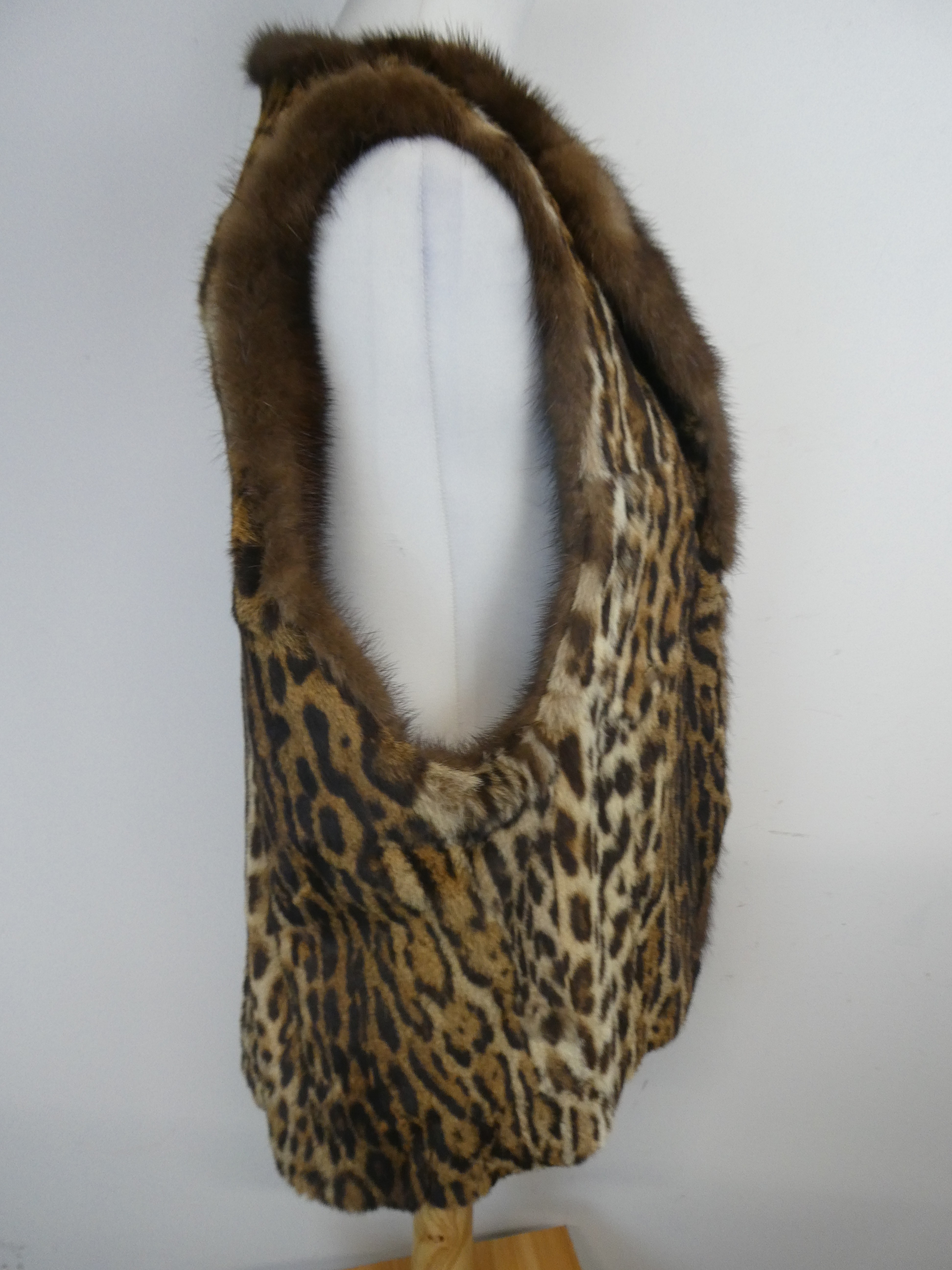 Gilet en fourrure motif léopard sans manches - Photo 3