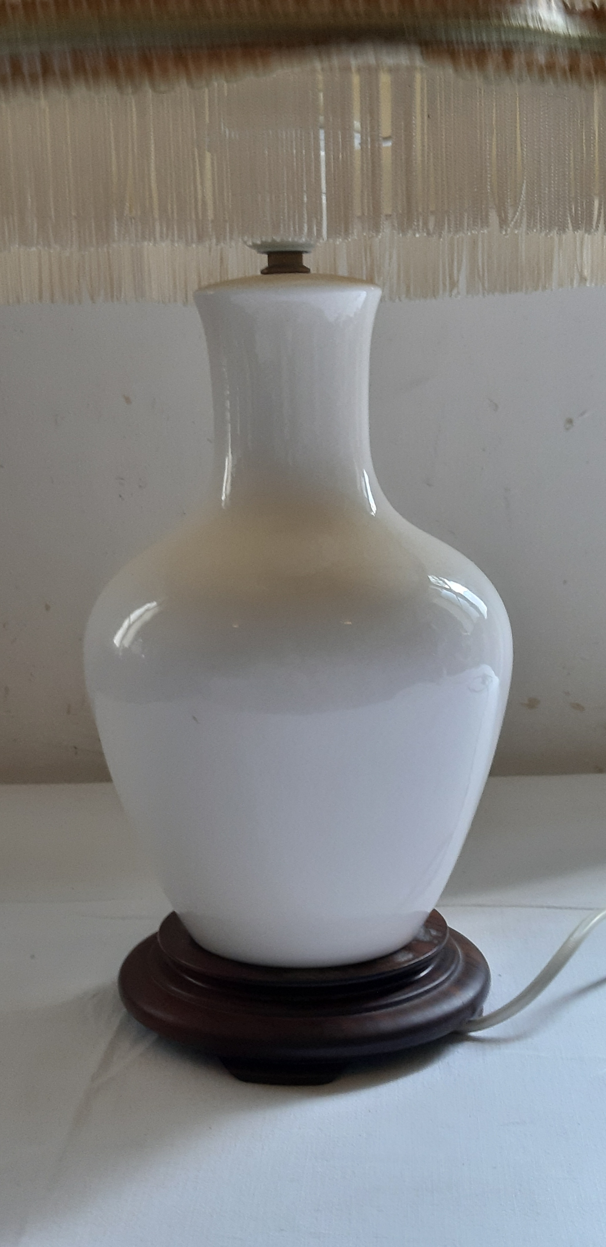 Lampe de salon, vintage, en porcelaine sur socle en bois, avec abat jour à franges, décor floral peint à la main signé VR Bon état - Vue 4 - 