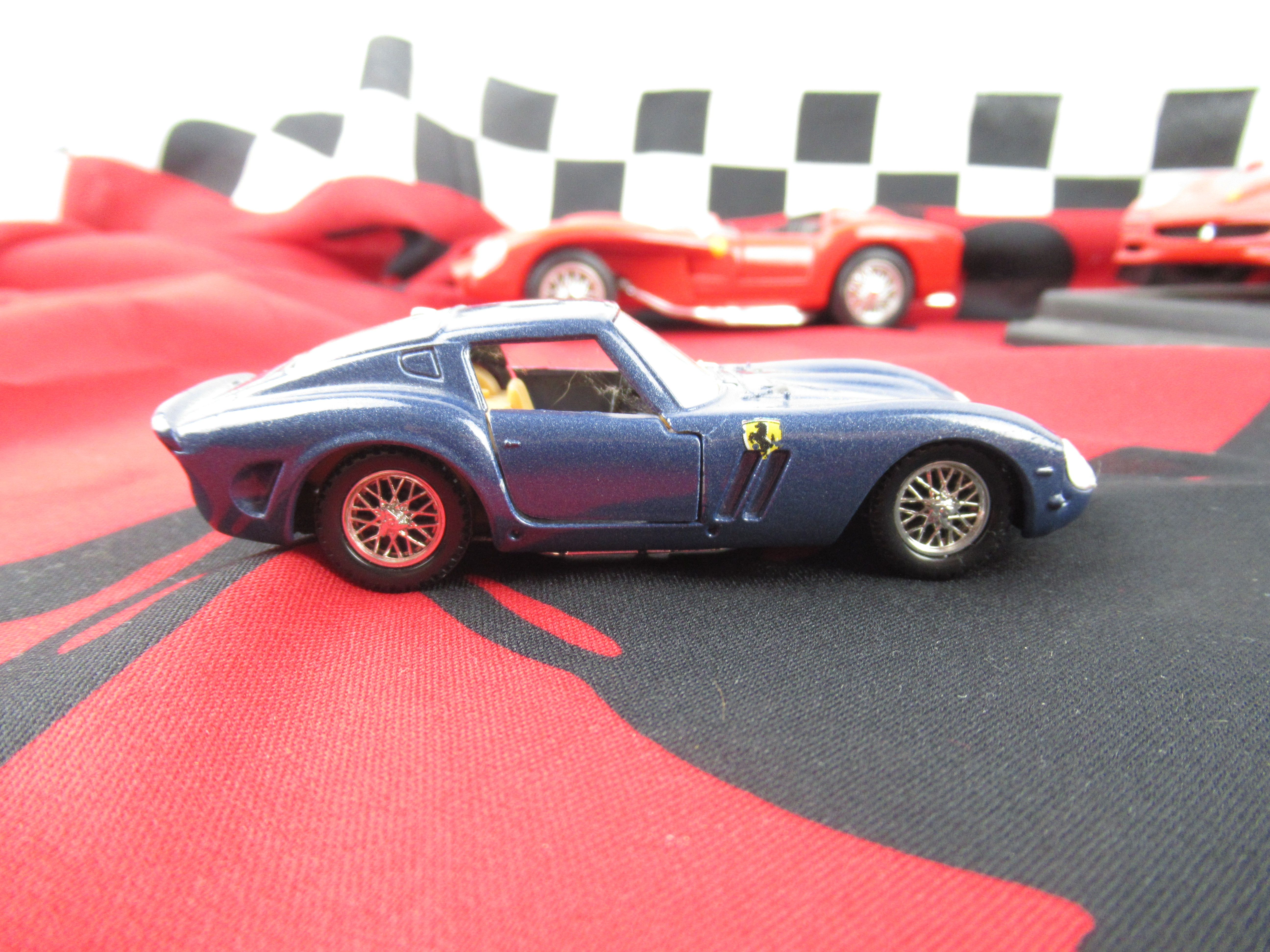 Voir photo 2 de Lot de 3 voitures Ferrari et leur drapeau Lot de 3 voitures Ferrari et leur drapeau Bon état - Vue 2 -