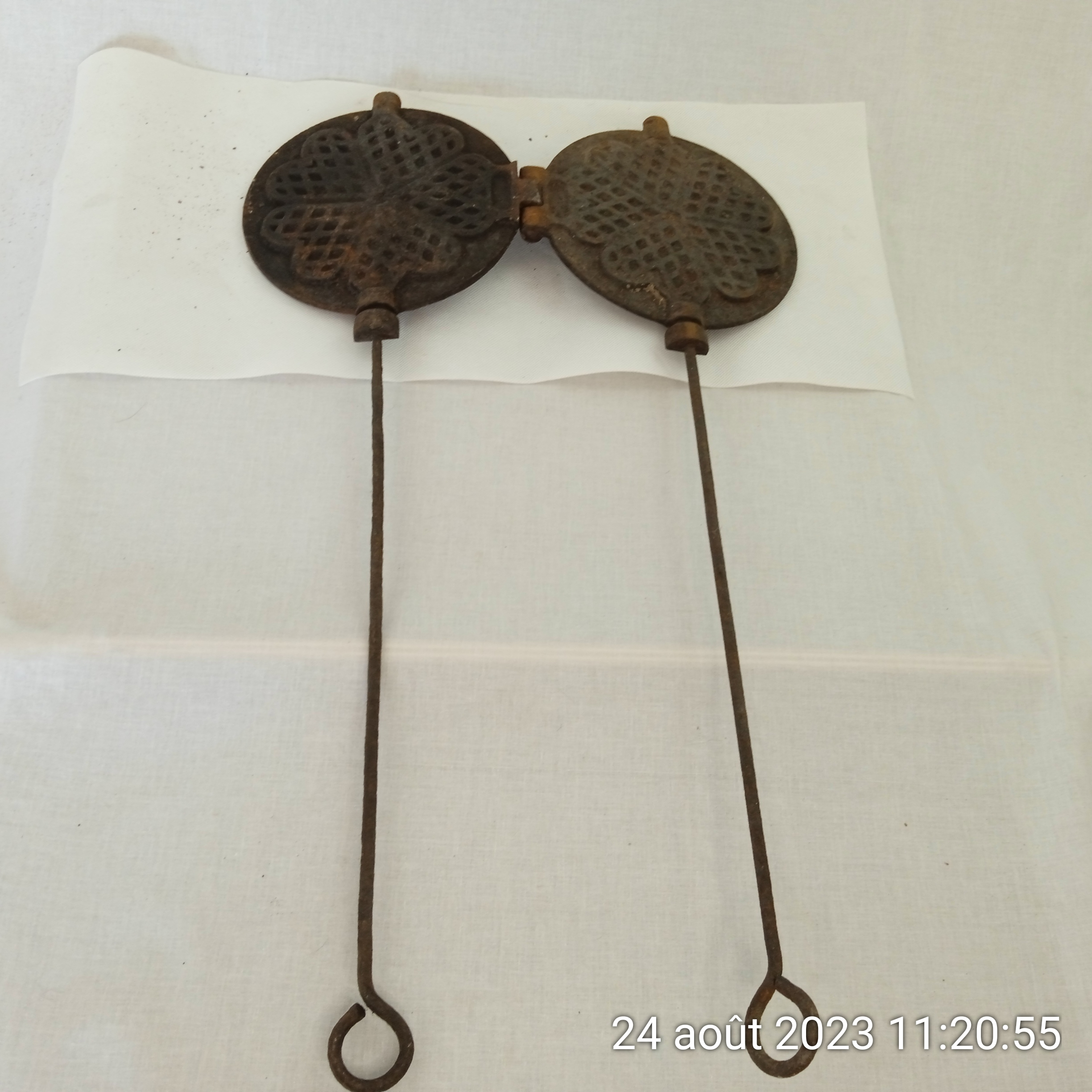 Ancien gaufrier trèfle cœur en fonte 73 cm  État correct - Vue 3 - 