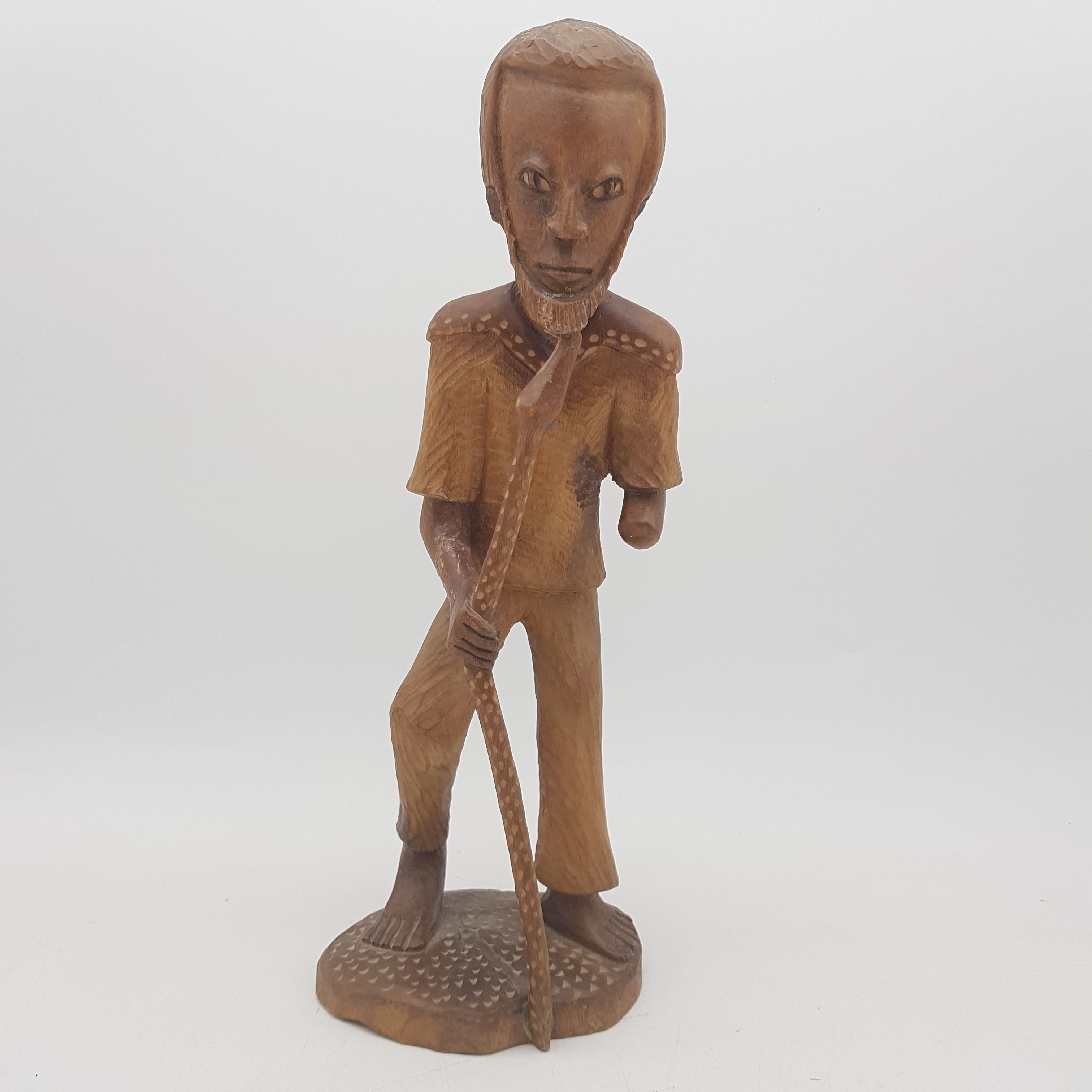 Statue en bois tallé d'un homme amputé d'un bras - Photo 1