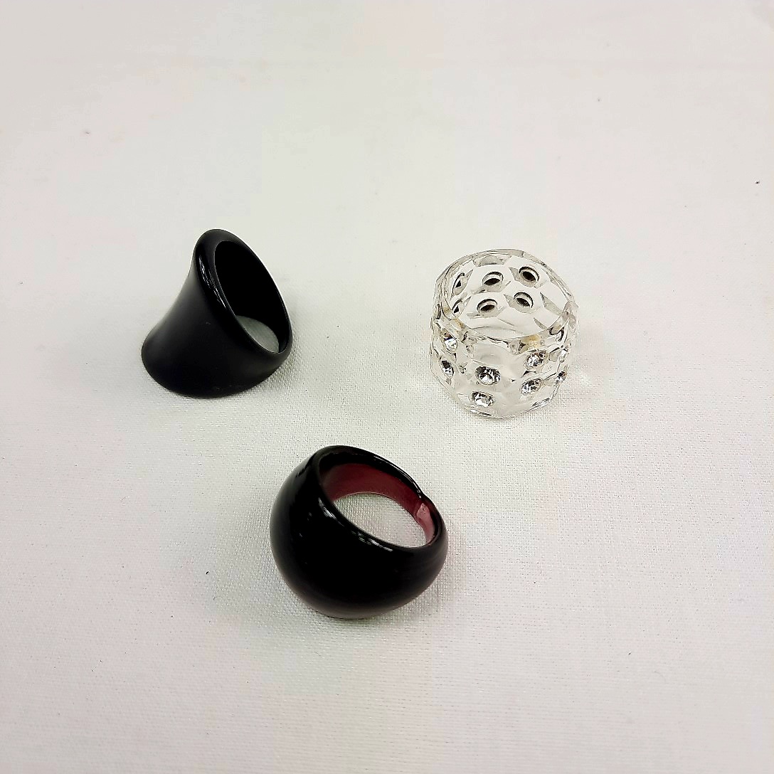 3 bagues synthétiques très allurées Très bon état -  reconditionné disponible sur Label Emmaüs