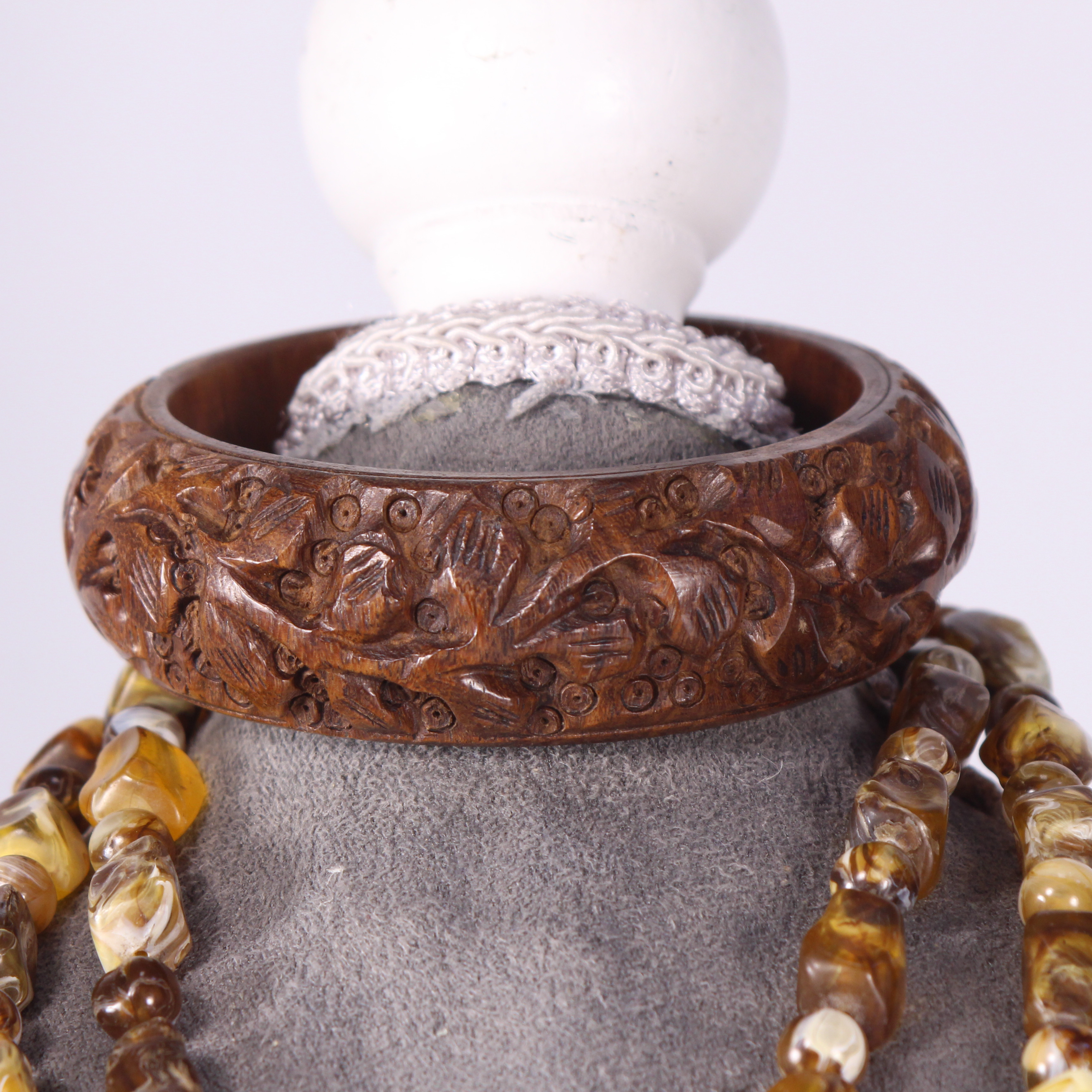Voir photo 3 de Collier de perles en plastique + bracelet imitation bois Collier de perles en plastique + bracelet imitation bois Bon état - Vue 3 -