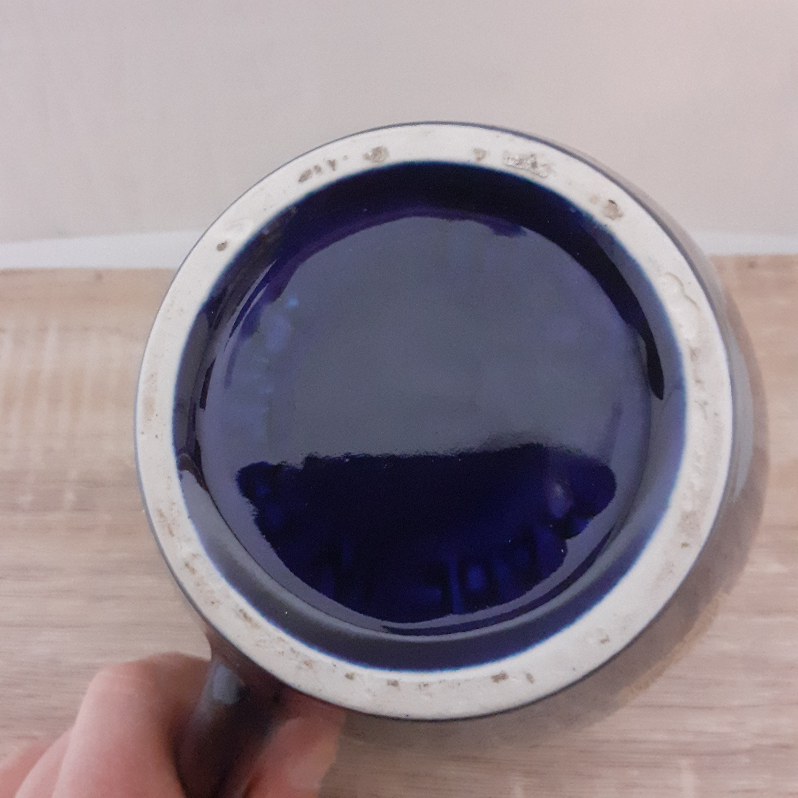 Voir photo 5 de Pichet en céramique de couleur bleu nuit de marque GRANT'S scoth wisky en parfait état. Pichet en céramique de couleur bleu nuit de marque GRANT'S scoth wisky en parfait état. Très bon état - Vue 5 -