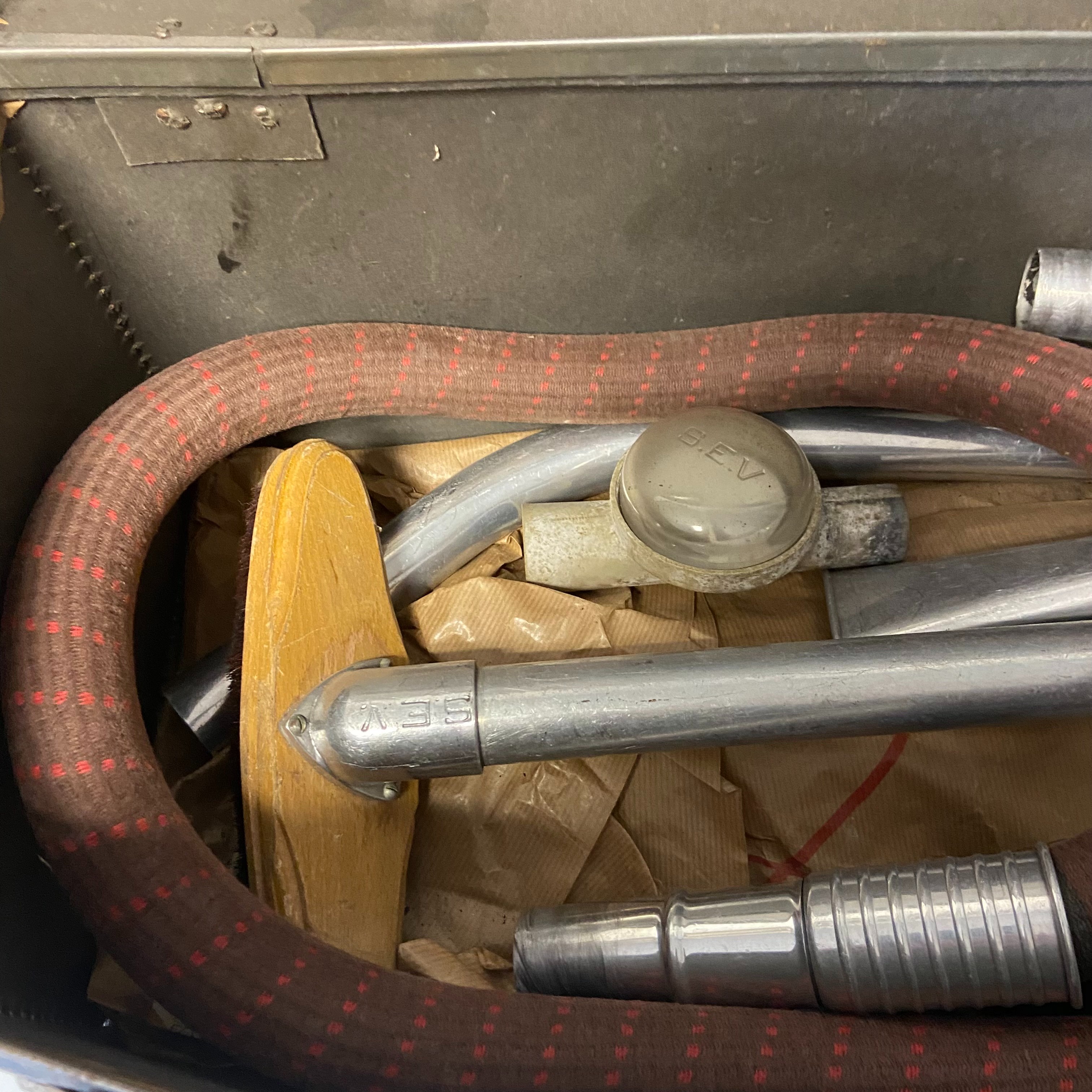 Aspirateur traineau vintage S.E.V vintage ( années 50) qui fonctionne dans sa mallette d'origine - Très bon état - Photo 10