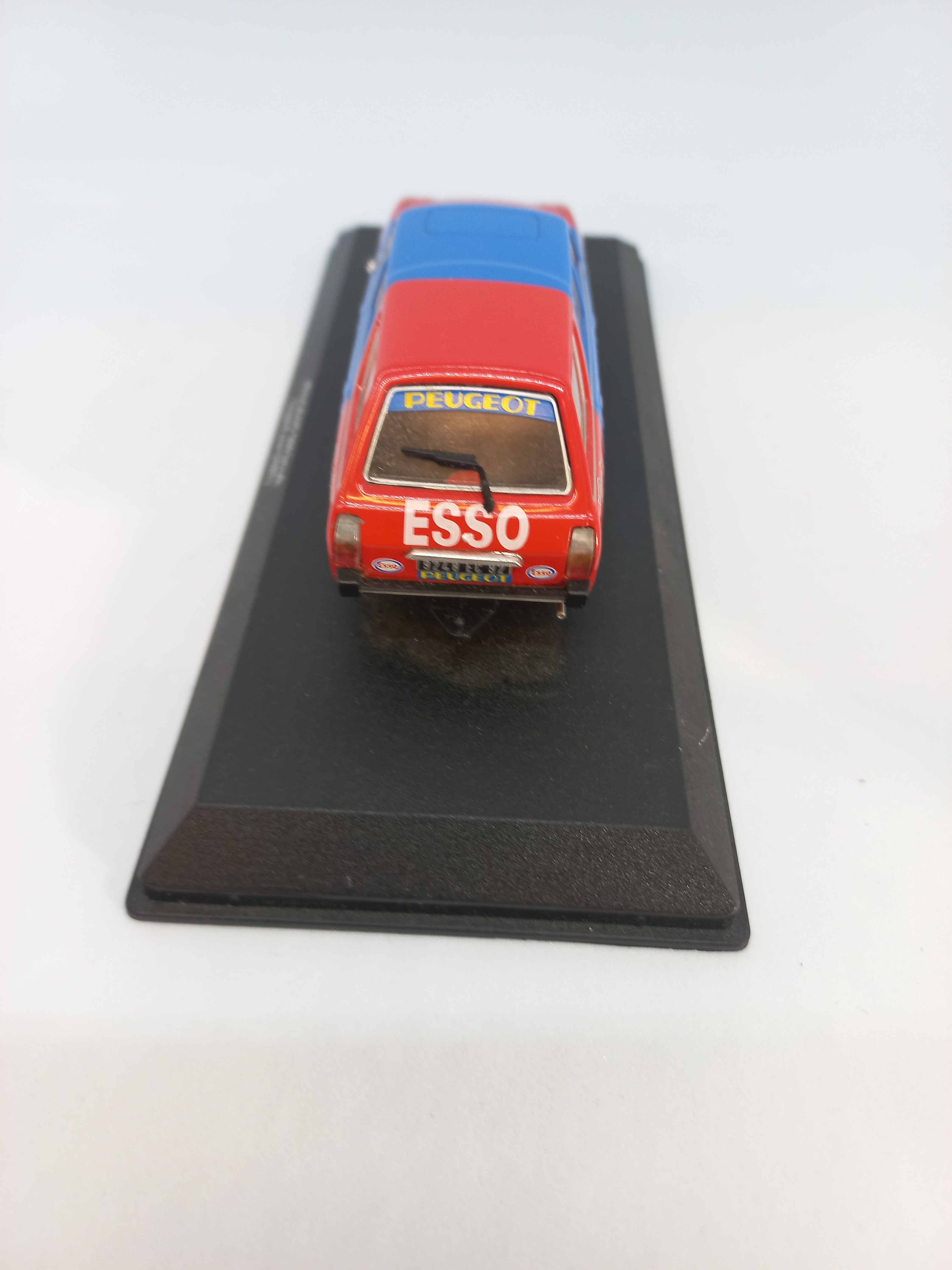 Voir photo 3 de Peugeot 504 brak team esso 1981 collectionneur bleu et rouge Peugeot 504 brak team esso 1981 collectionneur bleu et rouge Très bon état - Vue 3 -