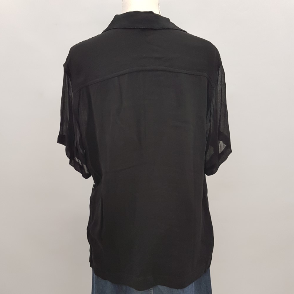 Voir photo 2 de Chemisier noir brodé de fleurs - LAFAYETTE COLLECTION - Taille 2 estimée Chemisier noir brodé de fleurs - LAFAYETTE COLLECTION - Taille 2 estimée Très bon état - Vue 2 -