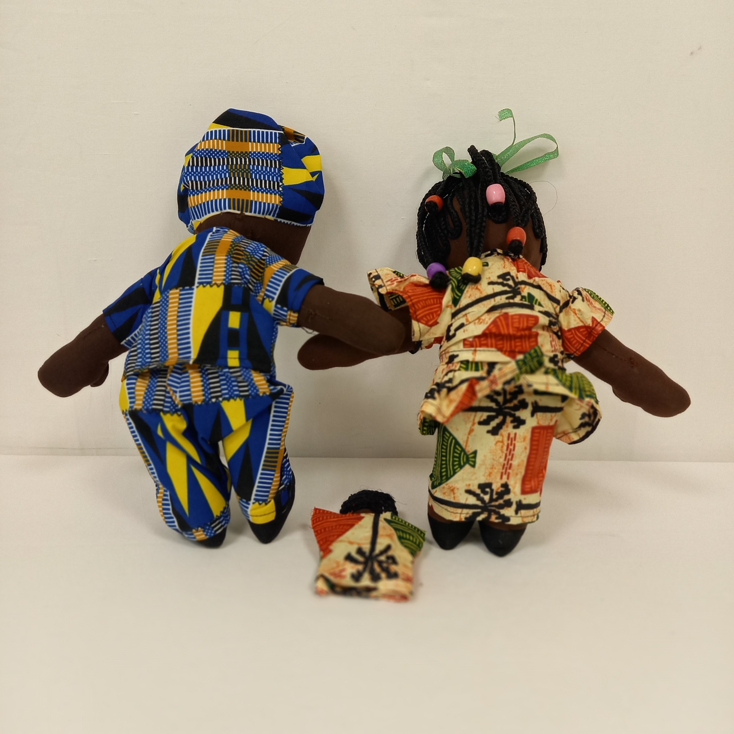 Couple poupées africaine en tenue wax avec leur bébé. Bon état - Vue 3 - 