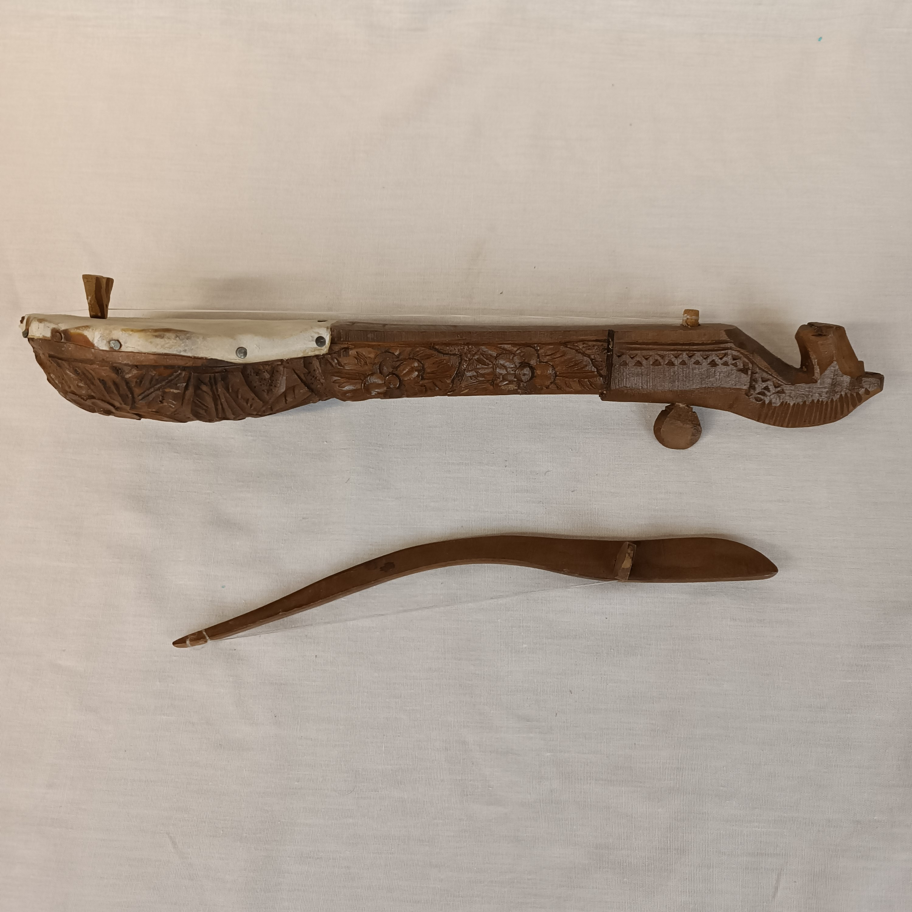 Instrument de musique vintage folklorique des Balkans, en bois sculpté, "GUSLE" fait main, pour décoration État correct - Vue 2 - 