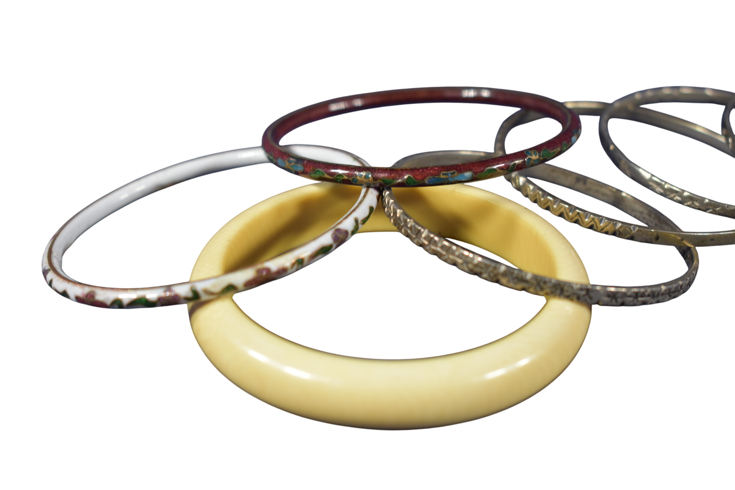 Lot de bracelets (1 semainier + 1 en os + 2 émaillés) Bon état -  reconditionné disponible sur Label Emmaüs