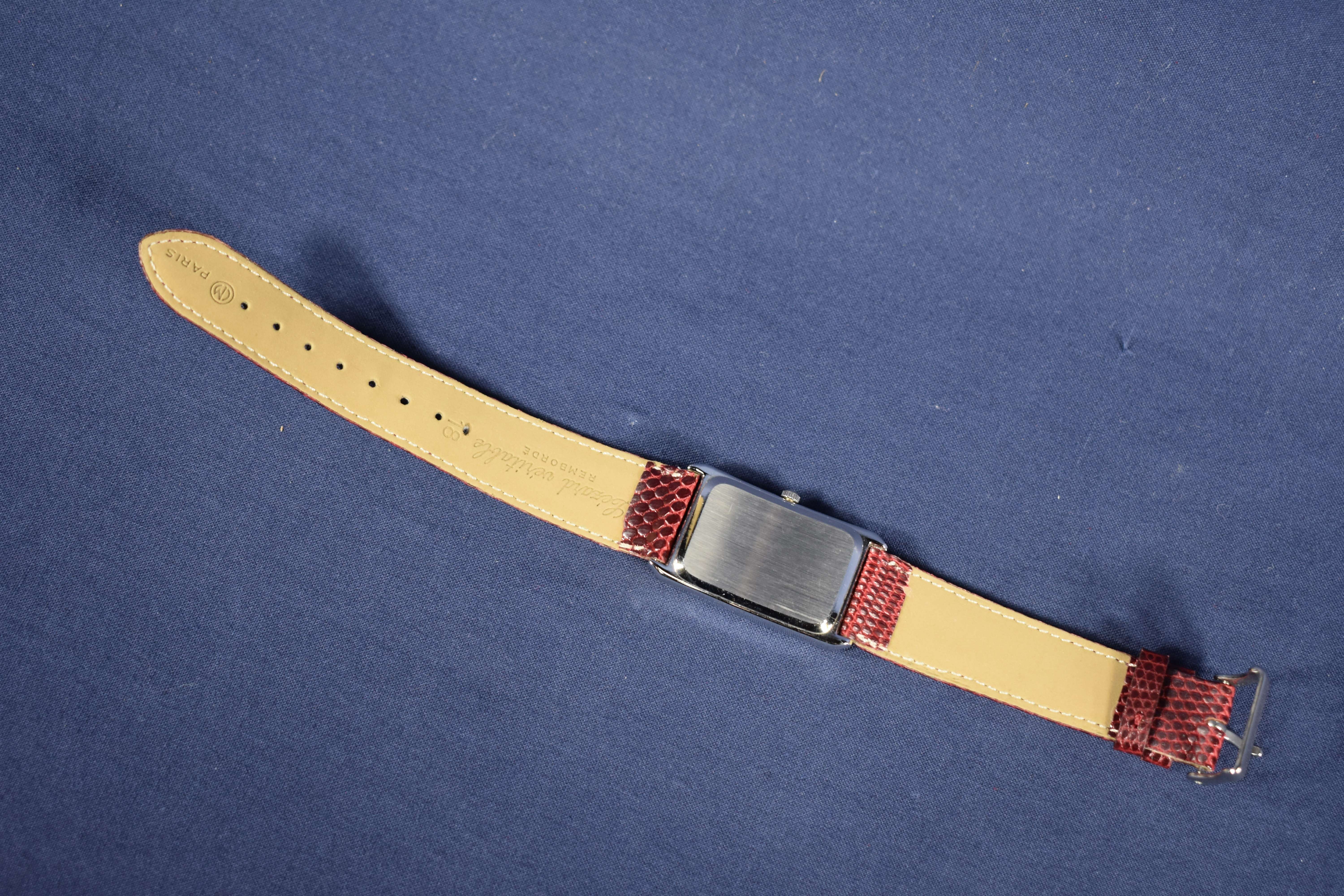 Montre à quartz en très bon état, bracelet neuf en lézard et pile neuve. - Photo 9