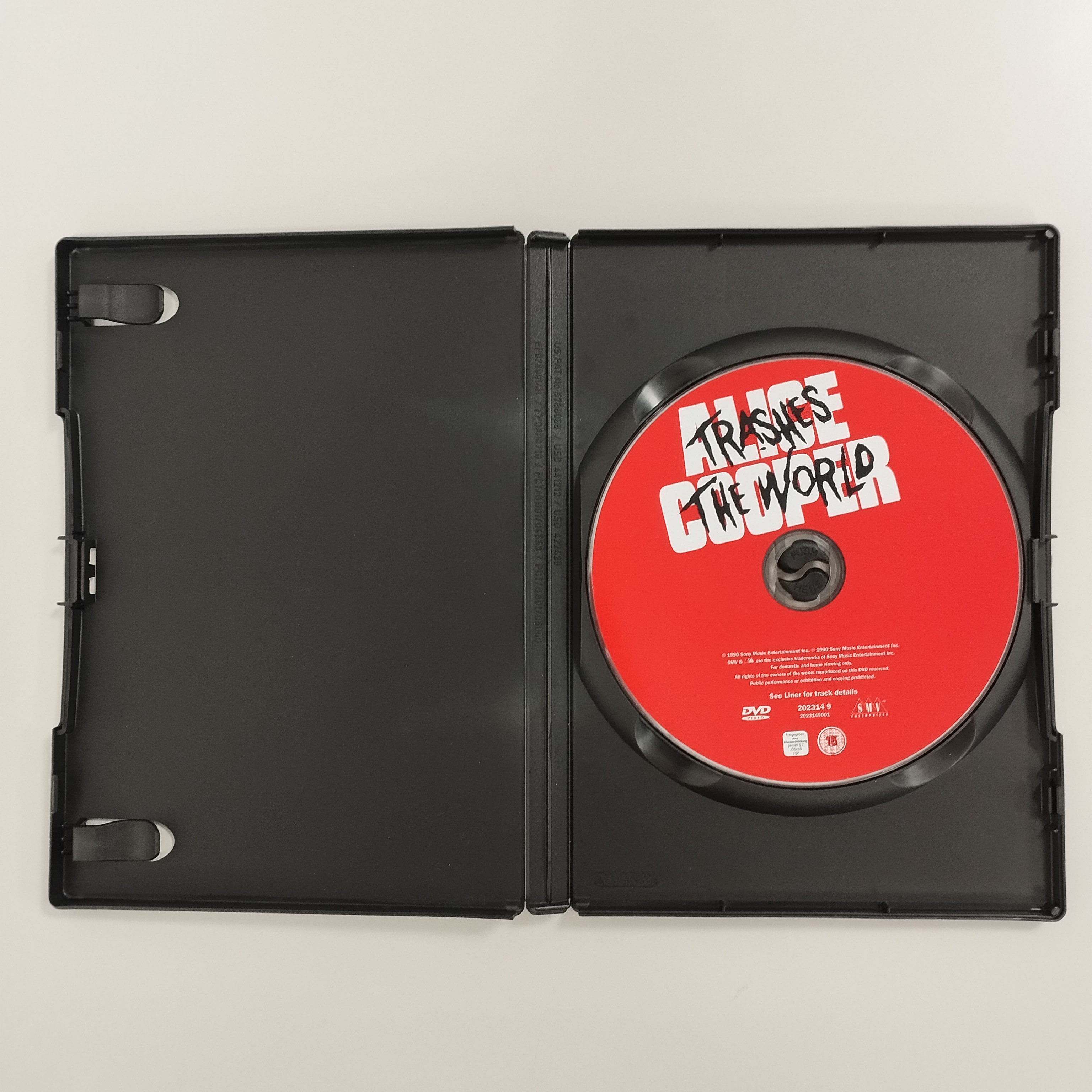 Voir photo 4 de Lot de 2 DVD musicaux hard rock : Alice Cooper Trashes the World / Alice Cooper Live at Montreux Lot de 2 DVD musicaux hard rock : Alice Cooper Trashes the World / Alice Cooper Live at Montreux Comme neuf - Vue 4 -