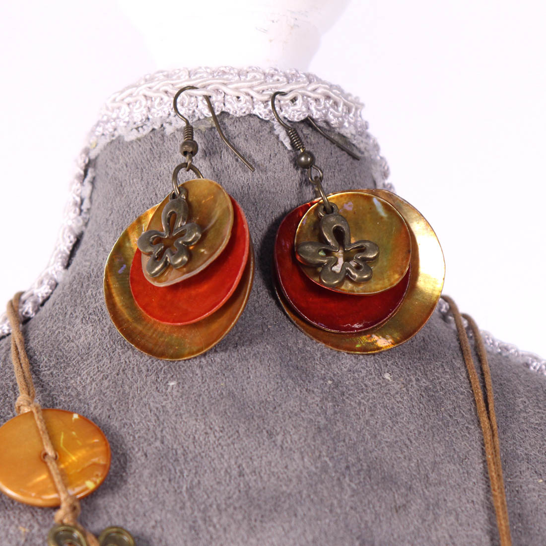 Voir photo 3 de Sautoir en nacre et laiton coordonné aux boucles d'oreille Sautoir en nacre et laiton coordonné aux boucles d'oreille Bon état - Vue 3 -