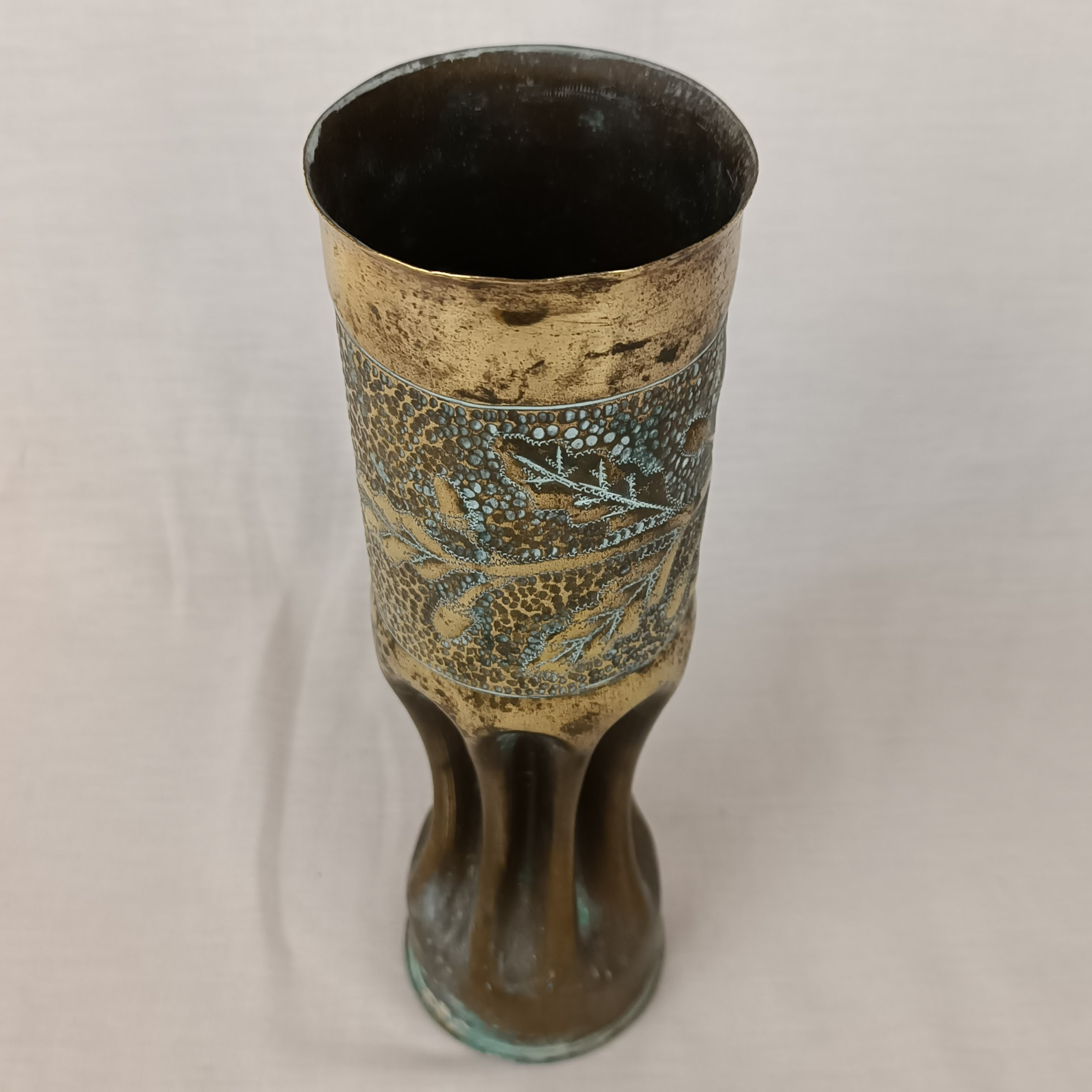 Douille d'obus sculptée, en laiton, de la Première Guerre mondiale - ref. 75DEC D890L 16D - État correct - Photo 3