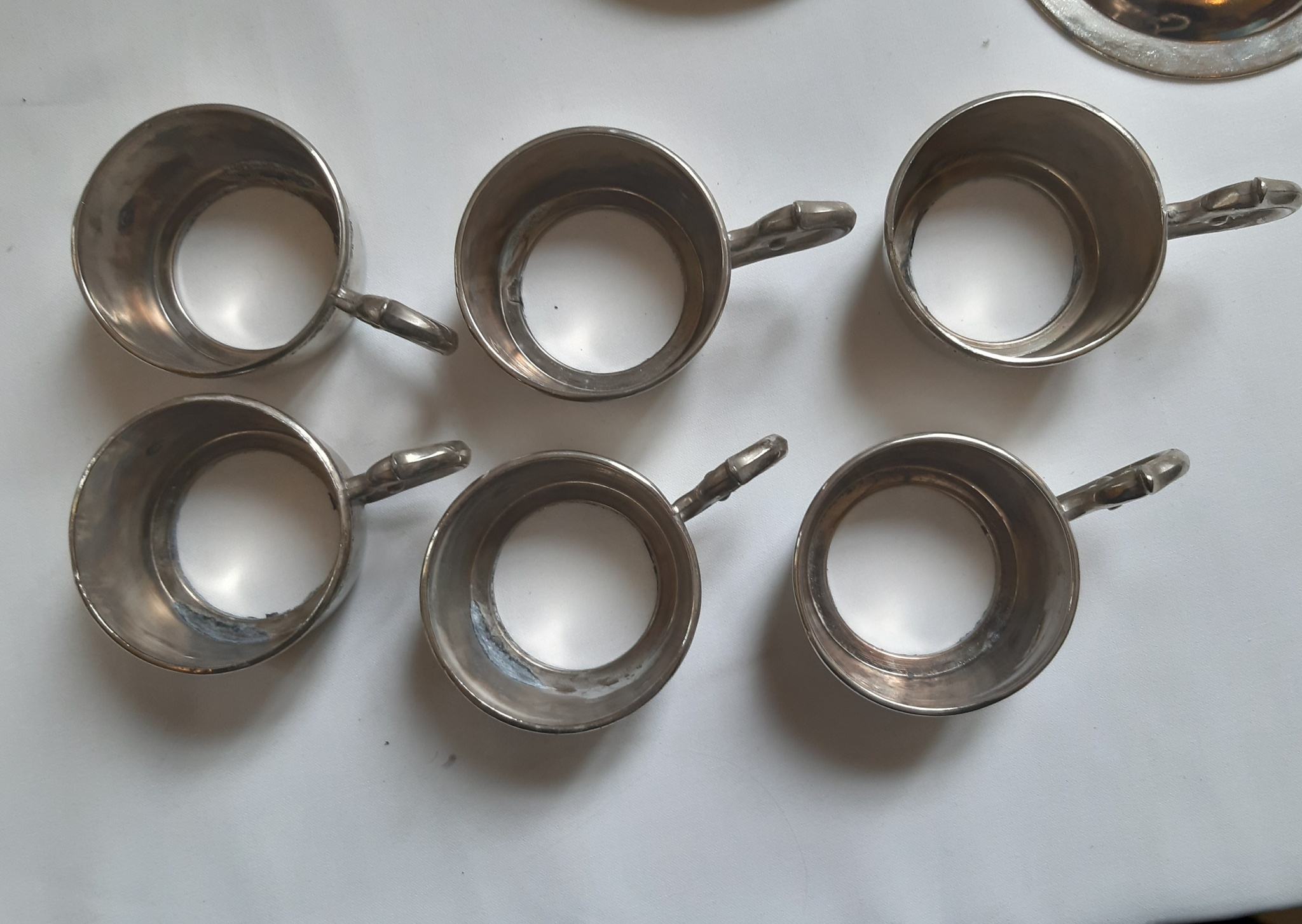 Service à café 6 tasses à Moka / Café en PORCELAINE avec support et soucoupe en ÉTAIN, vintage Bon état - Vue 8 - 