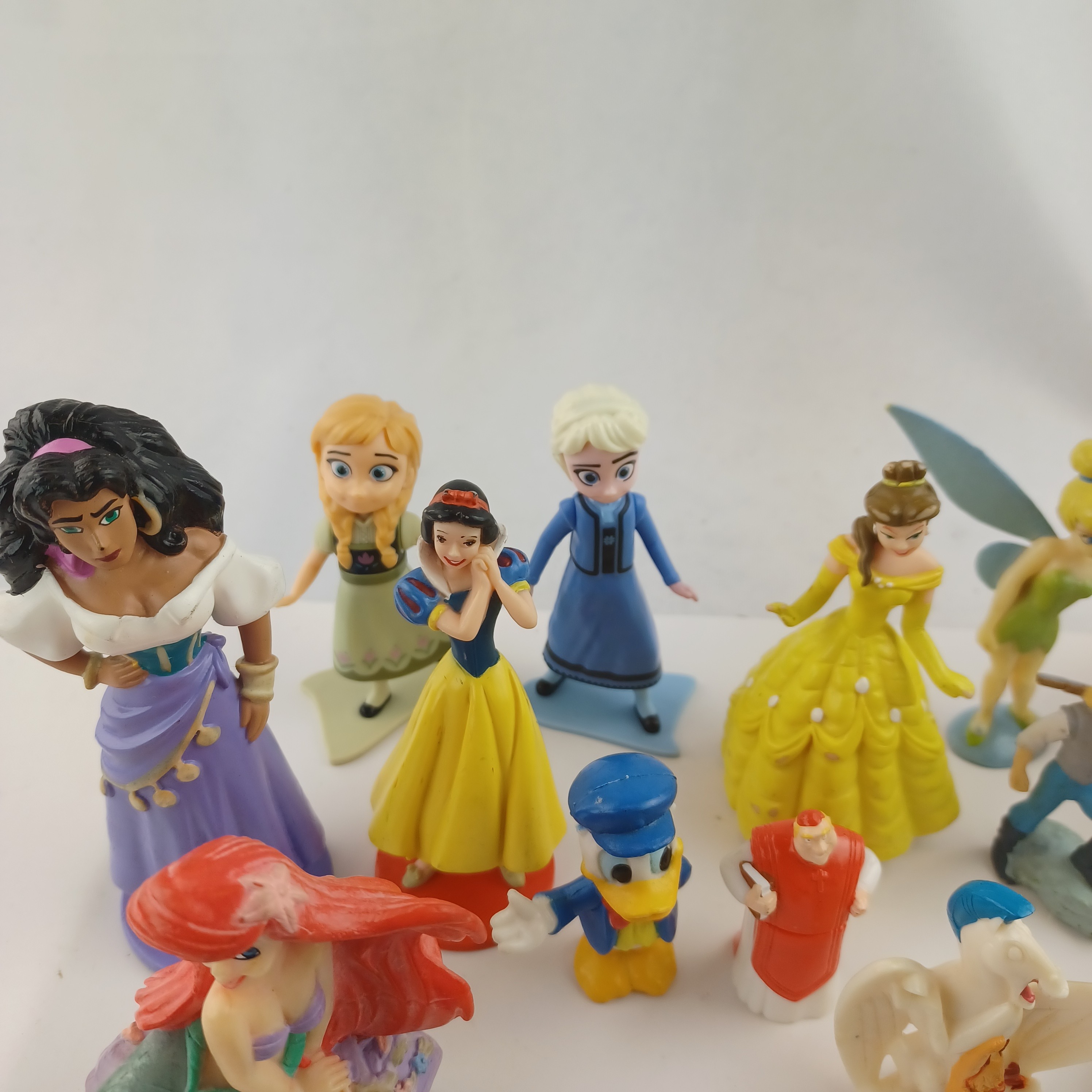 Lot de 34 figurines Disney (La belle et la Bête, Hercules, La reine des Neiges, Picsou, Notre dame de Paris, Peter Pan, La petite sirène, les 101 Dalmatiens, Pocahontas, Le Roi Lion, Anastasia, Blanche Neige et Bambi) Très bon état - Vue 3 - 