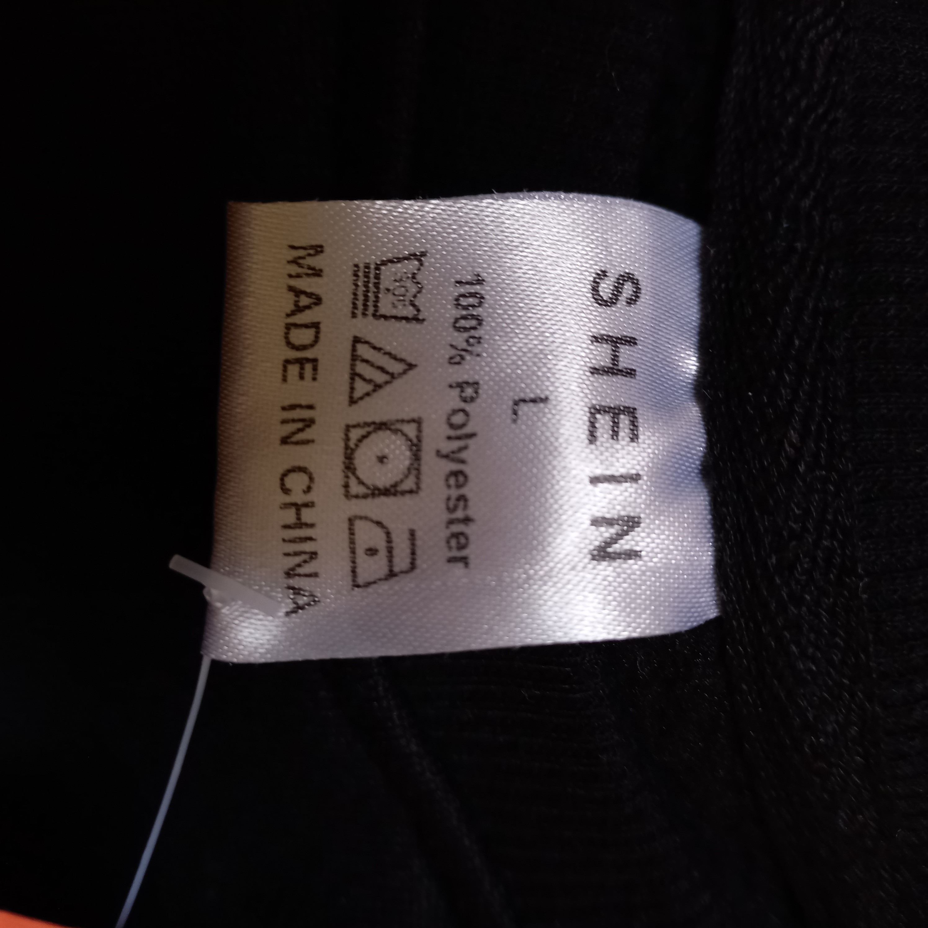 Voir photo 4 de Sweat noir écritures léopard et blanches TL "Shein" Sweat noir écritures léopard et blanches TL "Shein" Très bon état - Vue 4 -