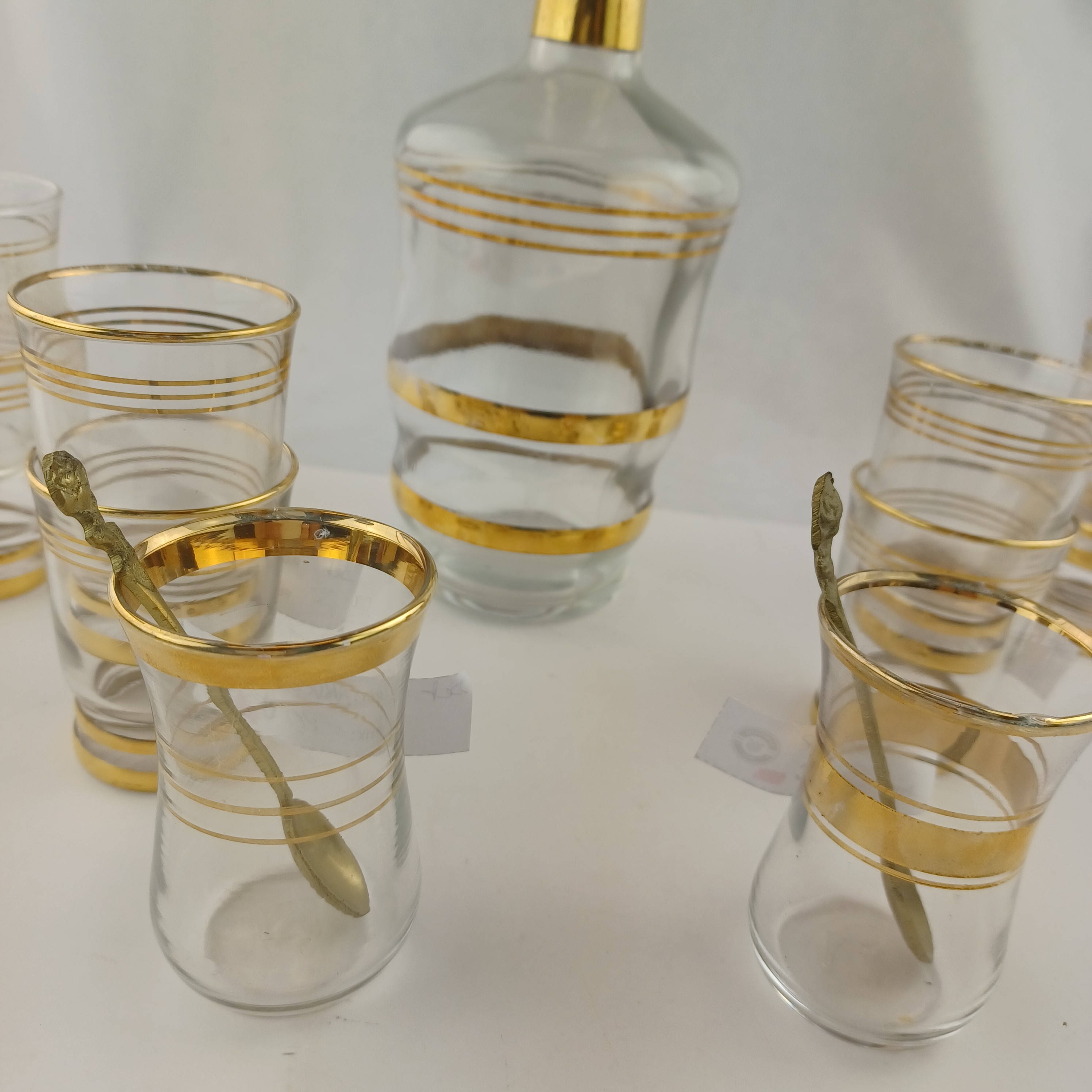 Voir photo 3 de Service à liqueur comprenant une carafe de 65cl avec bouchon, 8 verres à liqueurs et deux verres à thé avec leur cuillère Service à liqueur comprenant une carafe de 65cl avec bouchon, 8 verres à liqueurs et deux verres à thé avec leur cuillère Très bon état - Vue 3 -