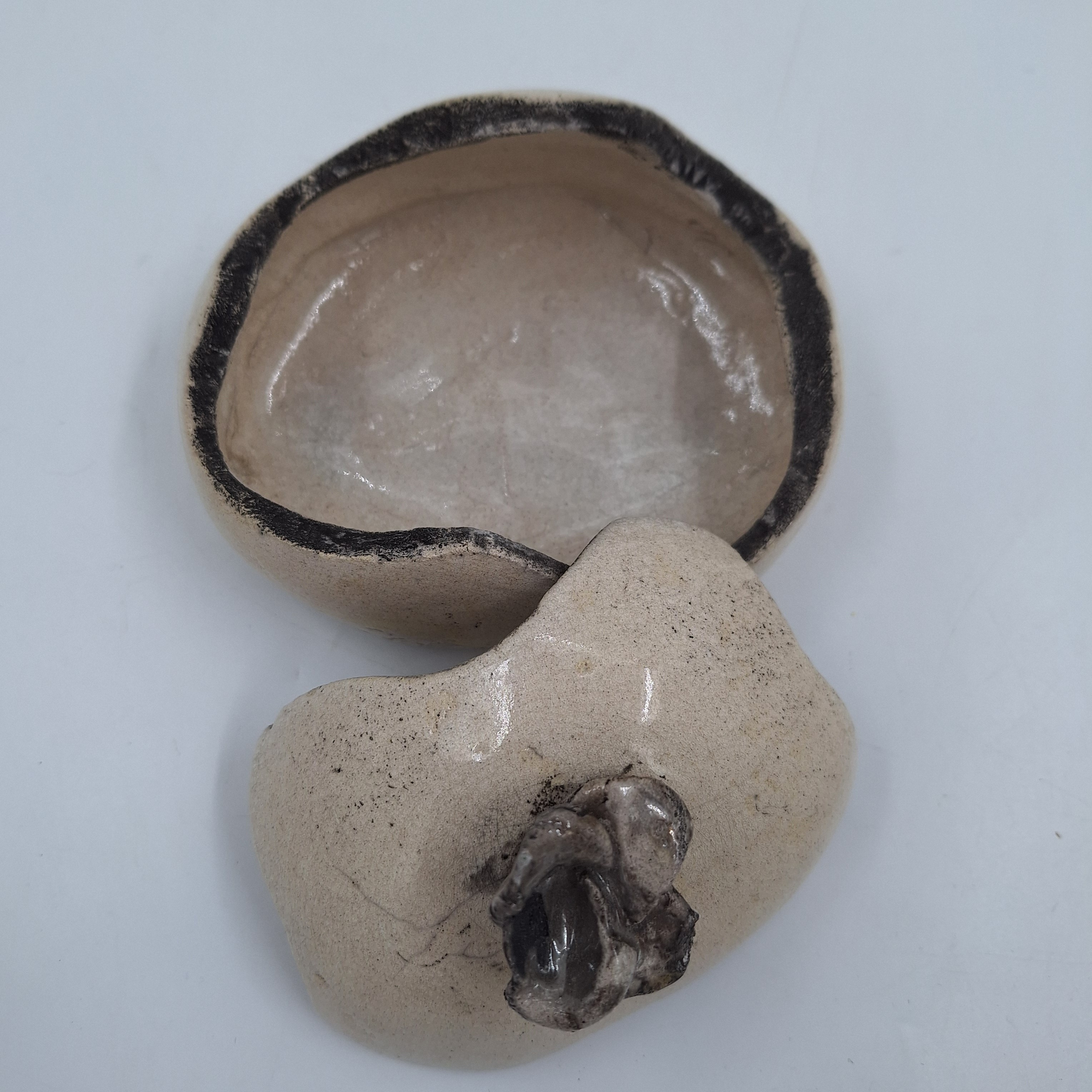Boite en terre cuite. Coloris crème. Fleur sur le couvercle. Artisanale. Très bon état - Vue 6 - 