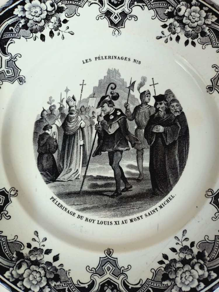 Voir photo 3 de 8 assiettes anciennes, à dessert, des Pèlerinages " Creil et Montereau", en faïence. 8 assiettes anciennes, à dessert, des Pèlerinages " Creil et Montereau", en faïence. Bon état - Vue 3 -