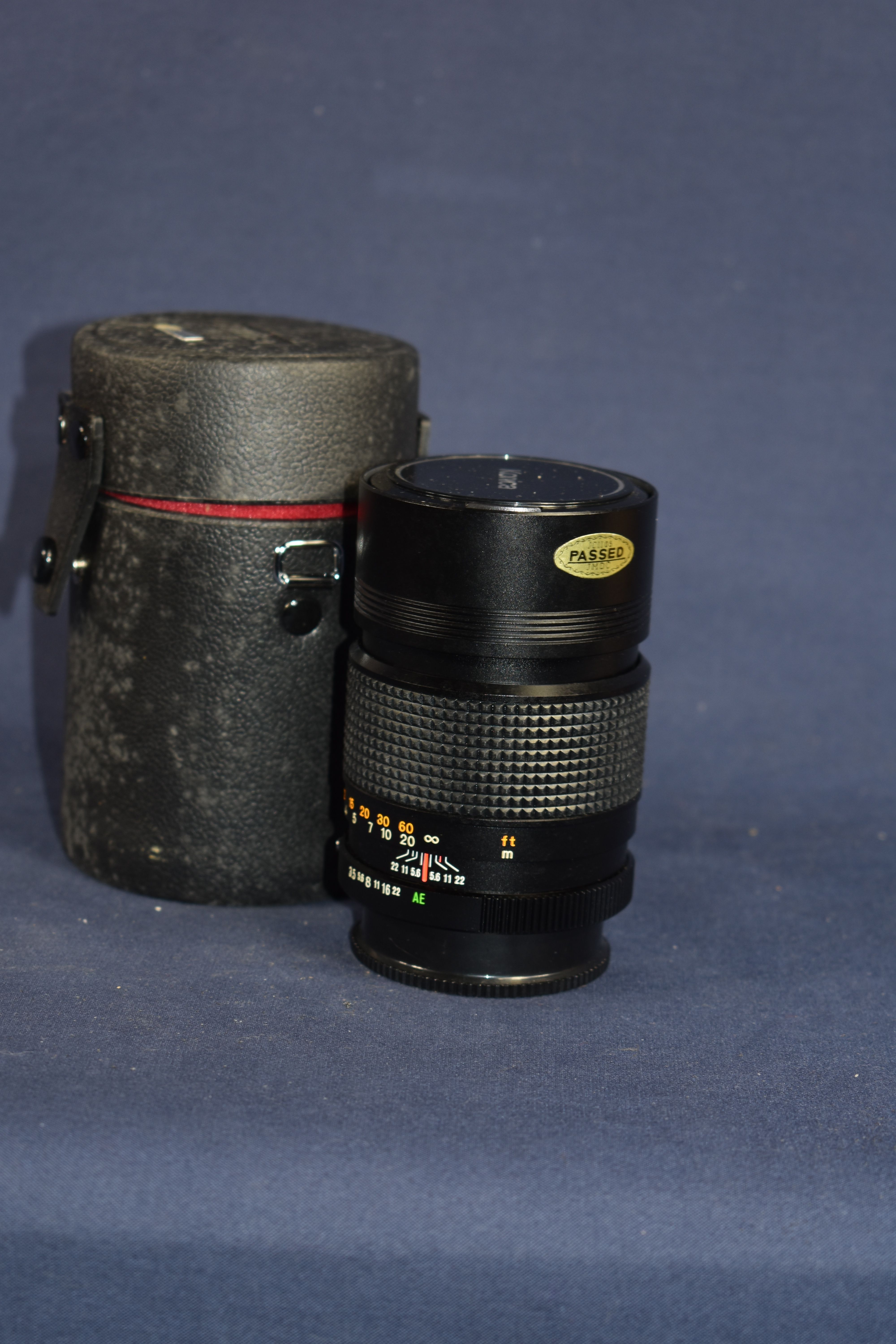 Appareil photos argentiques KONICA FP-1, dans son étui d'origine, muni de sa clé + objectif KONICA 135/F3.5 complet de ses notices + flash SUNPAK auto 20 SR. Bon état - Vue 8 - 