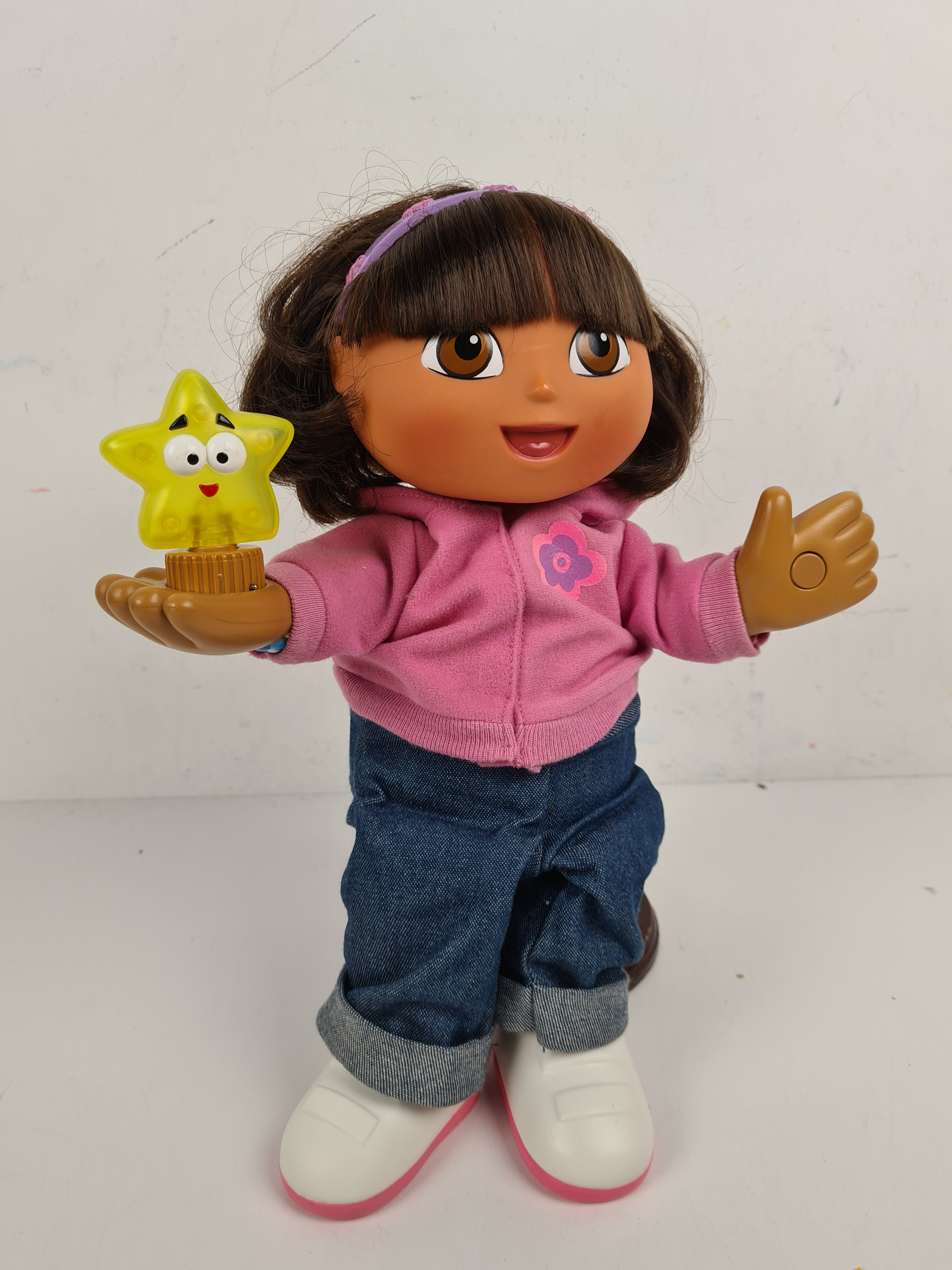Voir photo 2 de Poupée - Dora l'Exploratrice chantante - Fisher Price - 33 cm Poupée - Dora l'Exploratrice chantante - Fisher Price - 33 cm Bon état - Vue 2 -