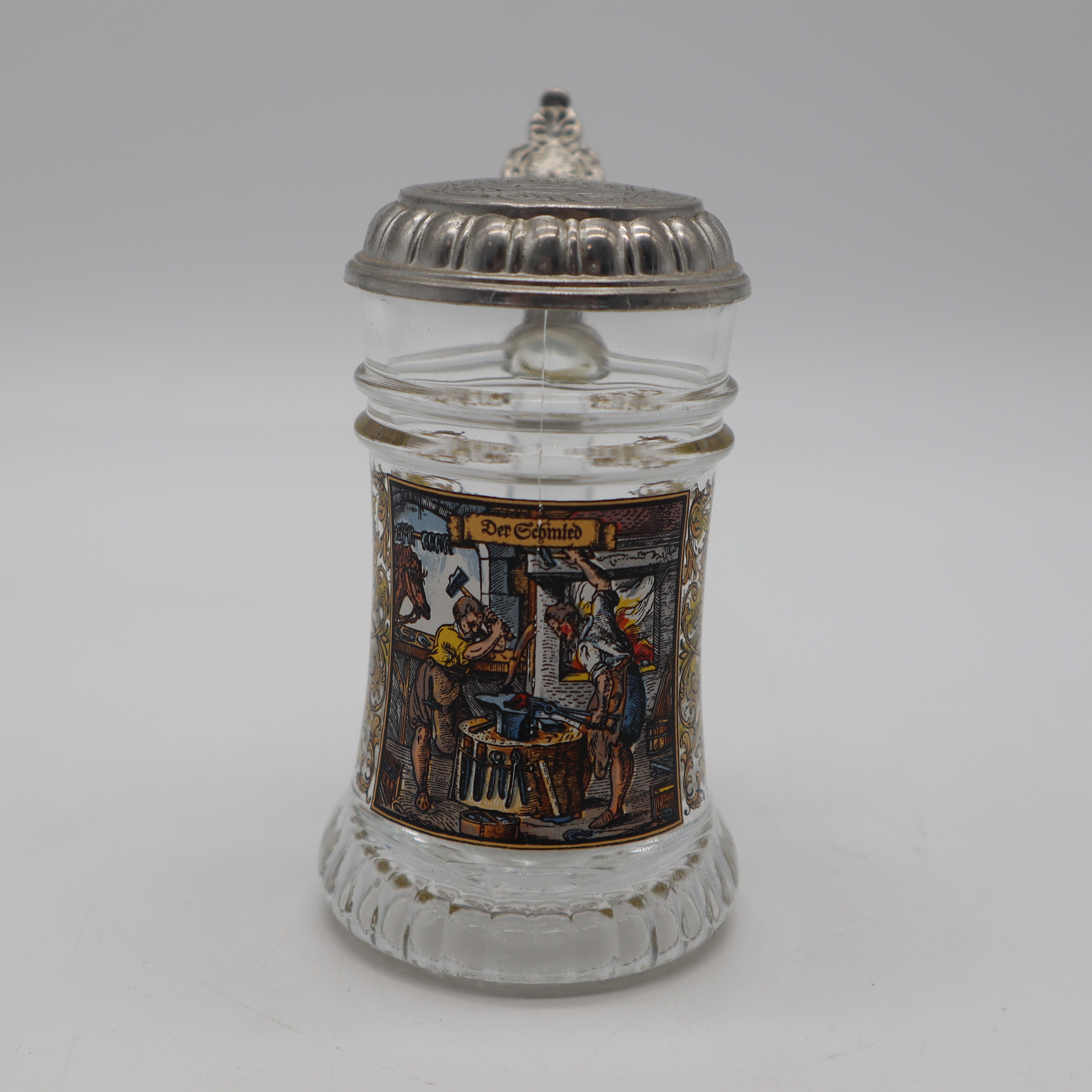 Chope à bière Allemande en verre émaillé à décor de forgerons.  Très bon état - Vue 2 - 