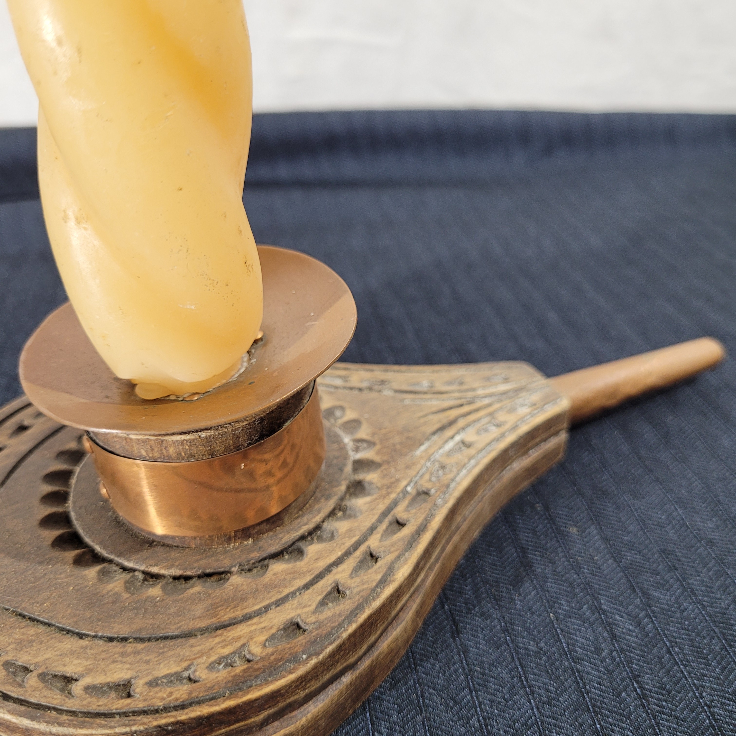 Voir photo 2 de Bougeoir vintage "Soufflet de cheminée" en bois sculpté et cuivre Bougeoir vintage "Soufflet de cheminée" en bois sculpté et cuivre Bon état - Vue 2 -
