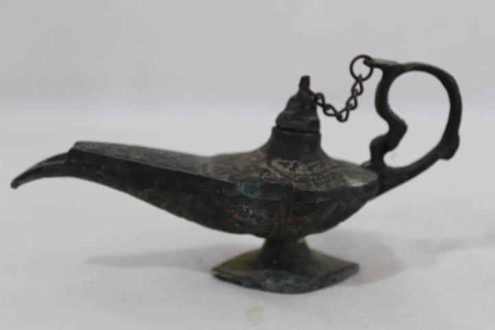 Lot de 4 anciennes petites lampes à huile Aladin rave ou veilleuse en bronze Très bon état - Vue 2 - 