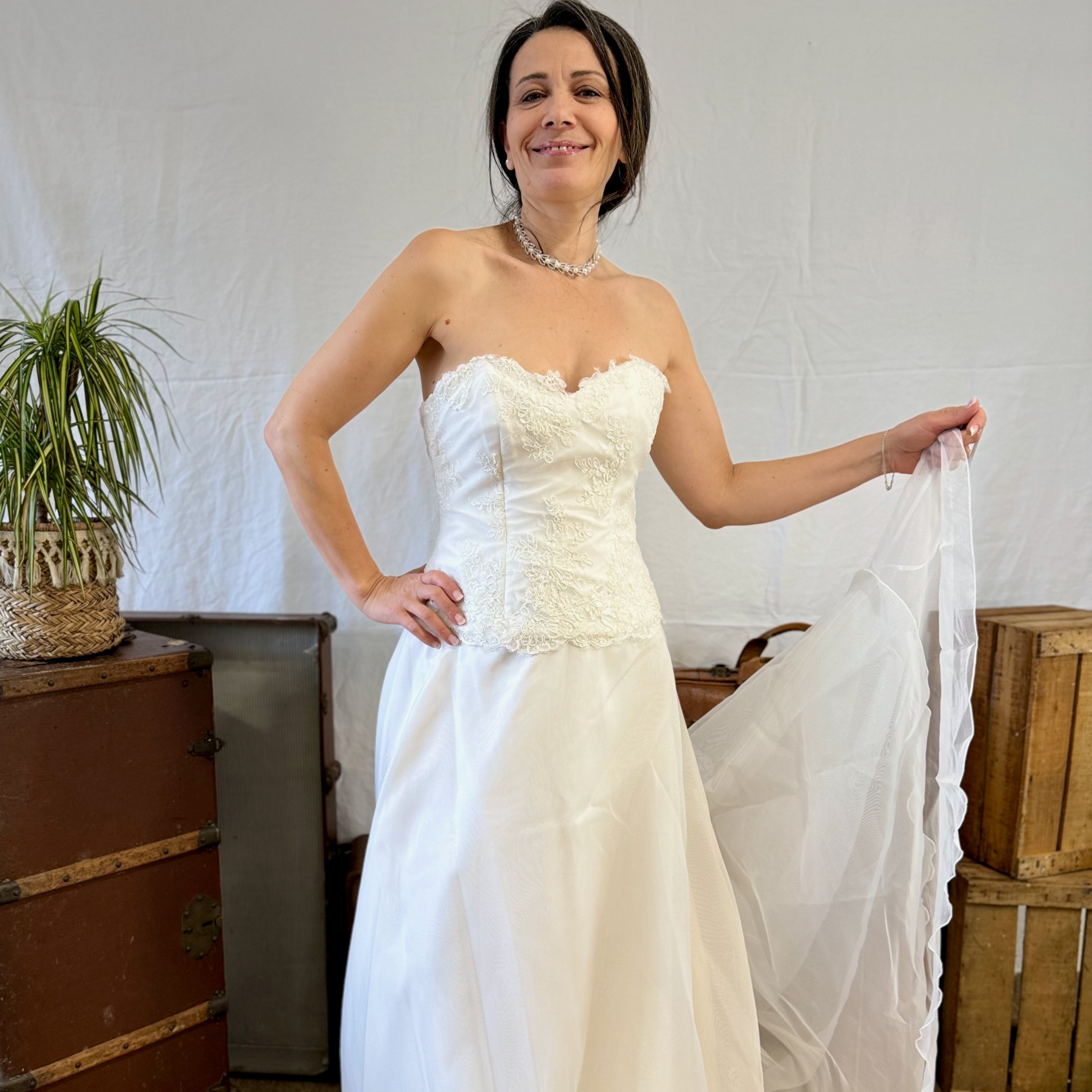 Voir photo 12 de Robe de mariée - Créations Bochet style classique Robe de mariée - Créations Bochet style classique Très bon état - Vue 12 -