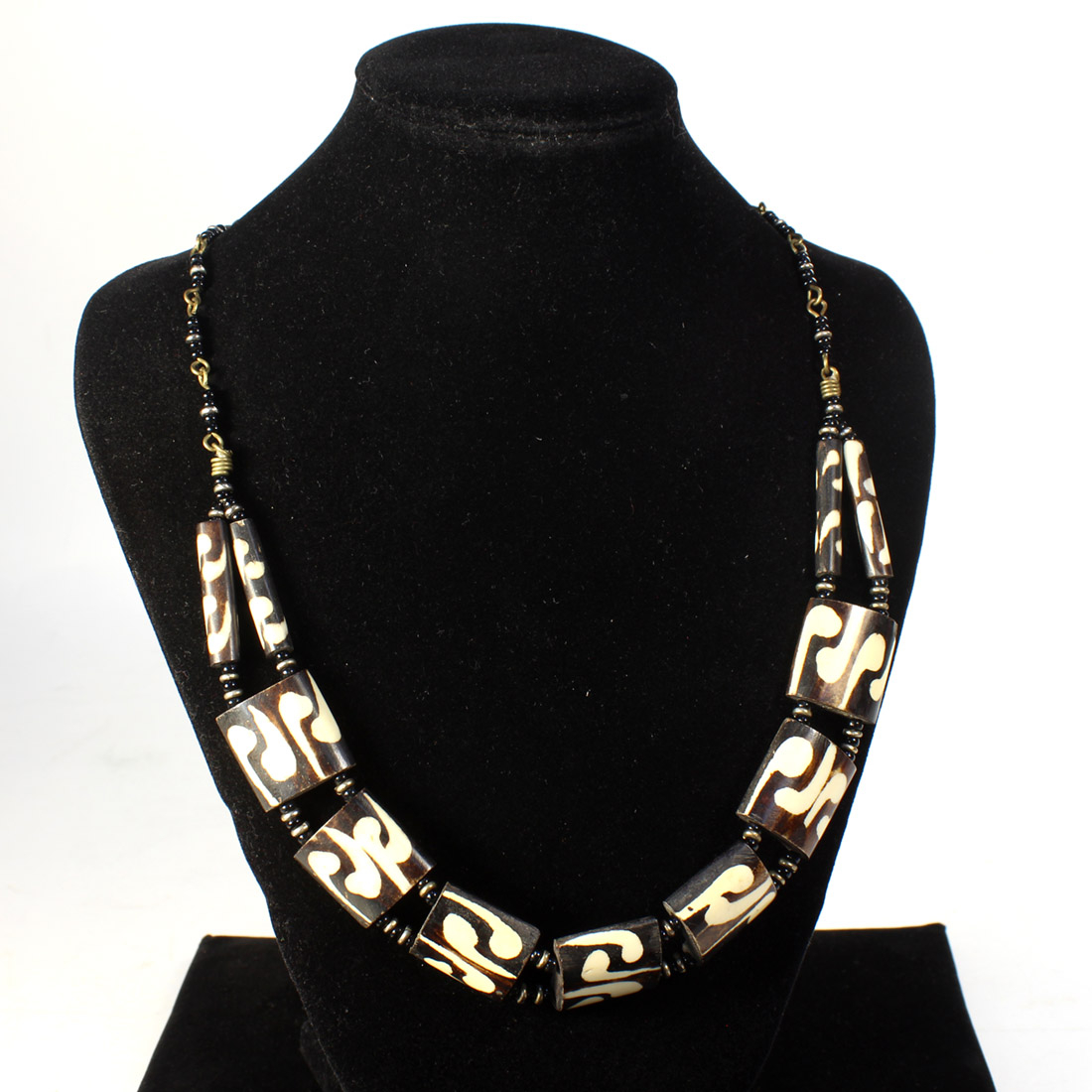 Acheter Collier en os batik Très bon état - 14,00 € Collier en os batik Très bon état - reconditionné disponible sur Label Emmaüs