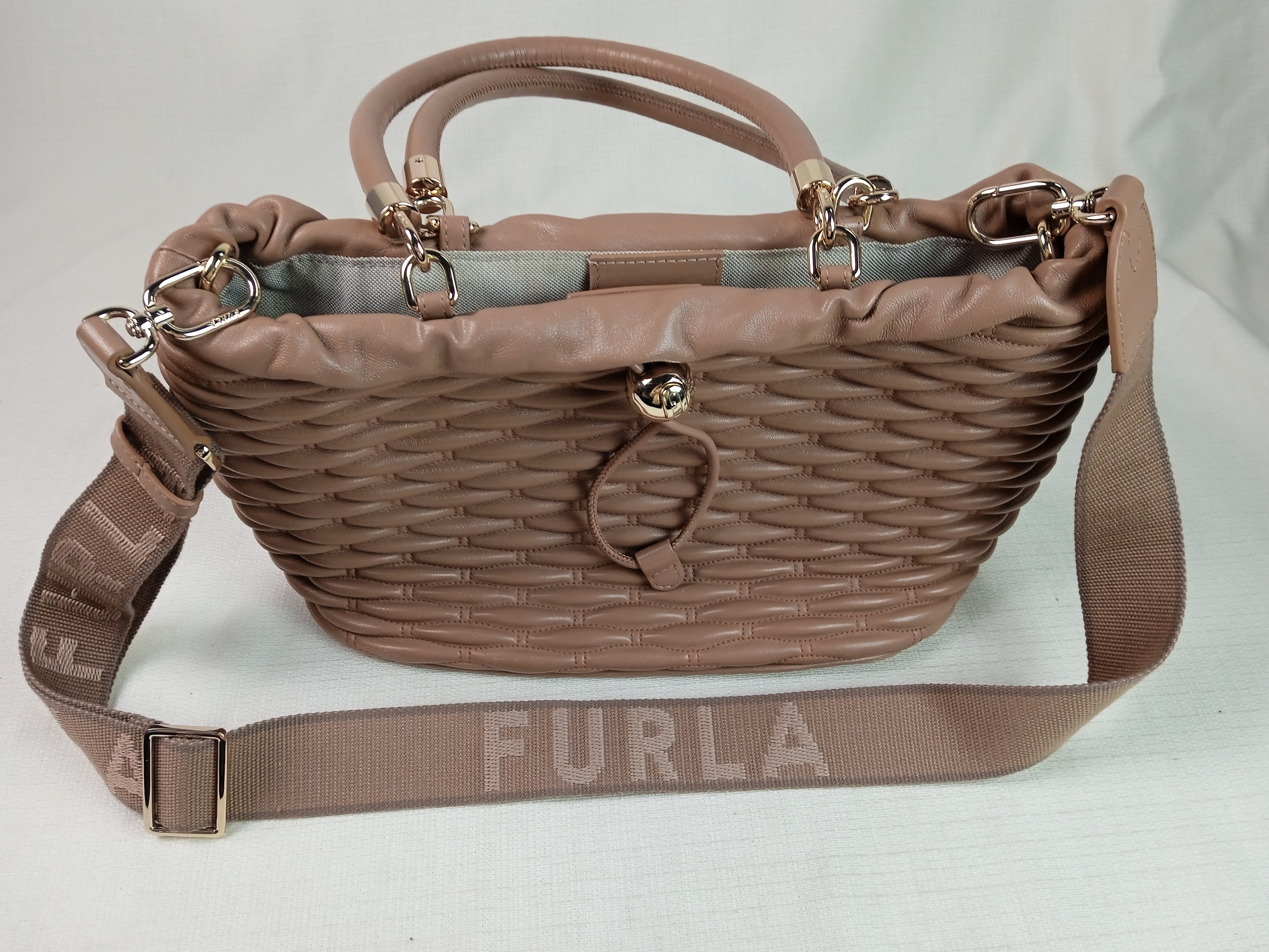 Sac à main FURLA modèle NIDO TOTE couleur Deserto Bon état - Vue 2 - 